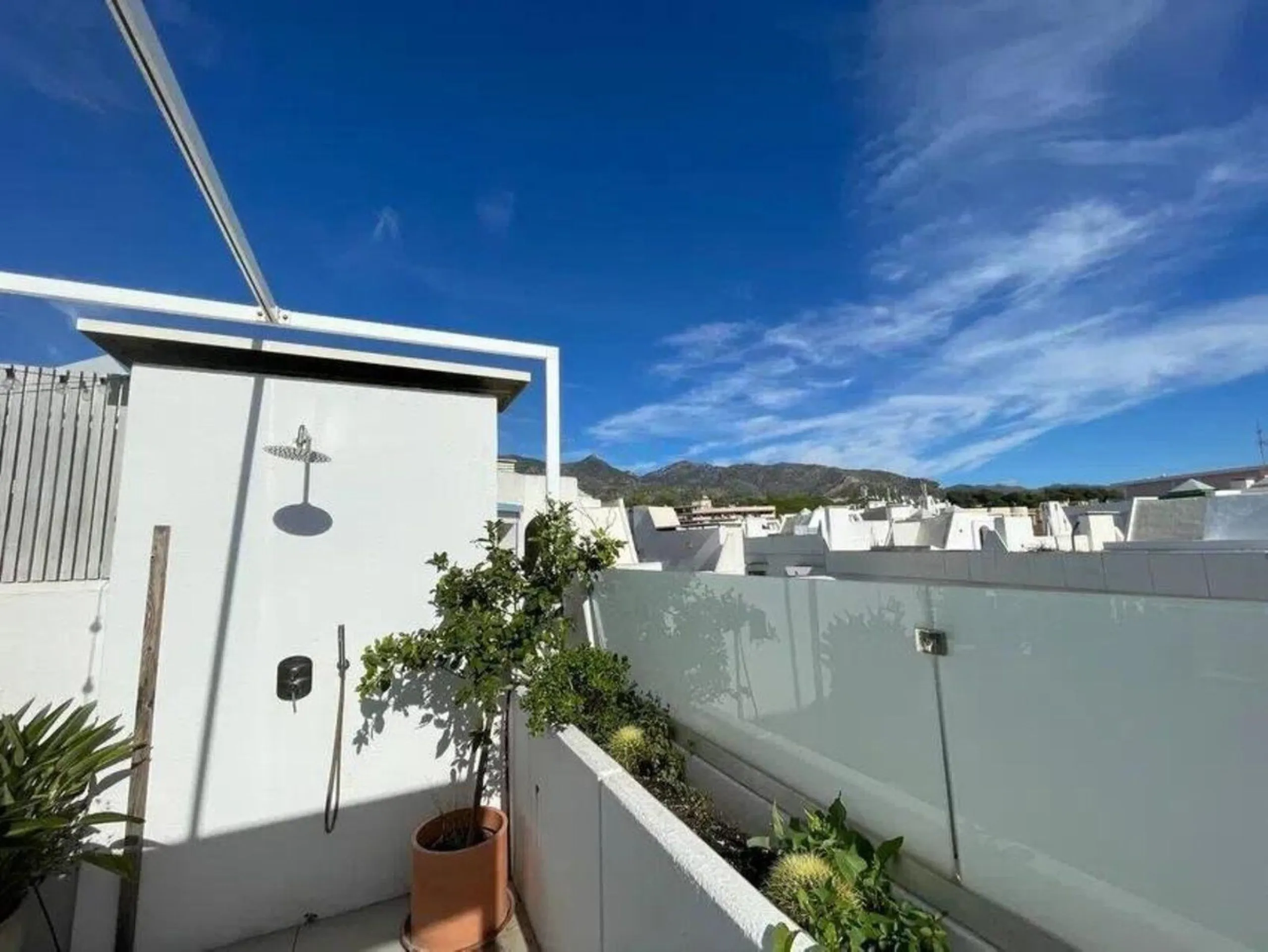 Renovated penthouse with sea views just steps from the beach in Marbella!