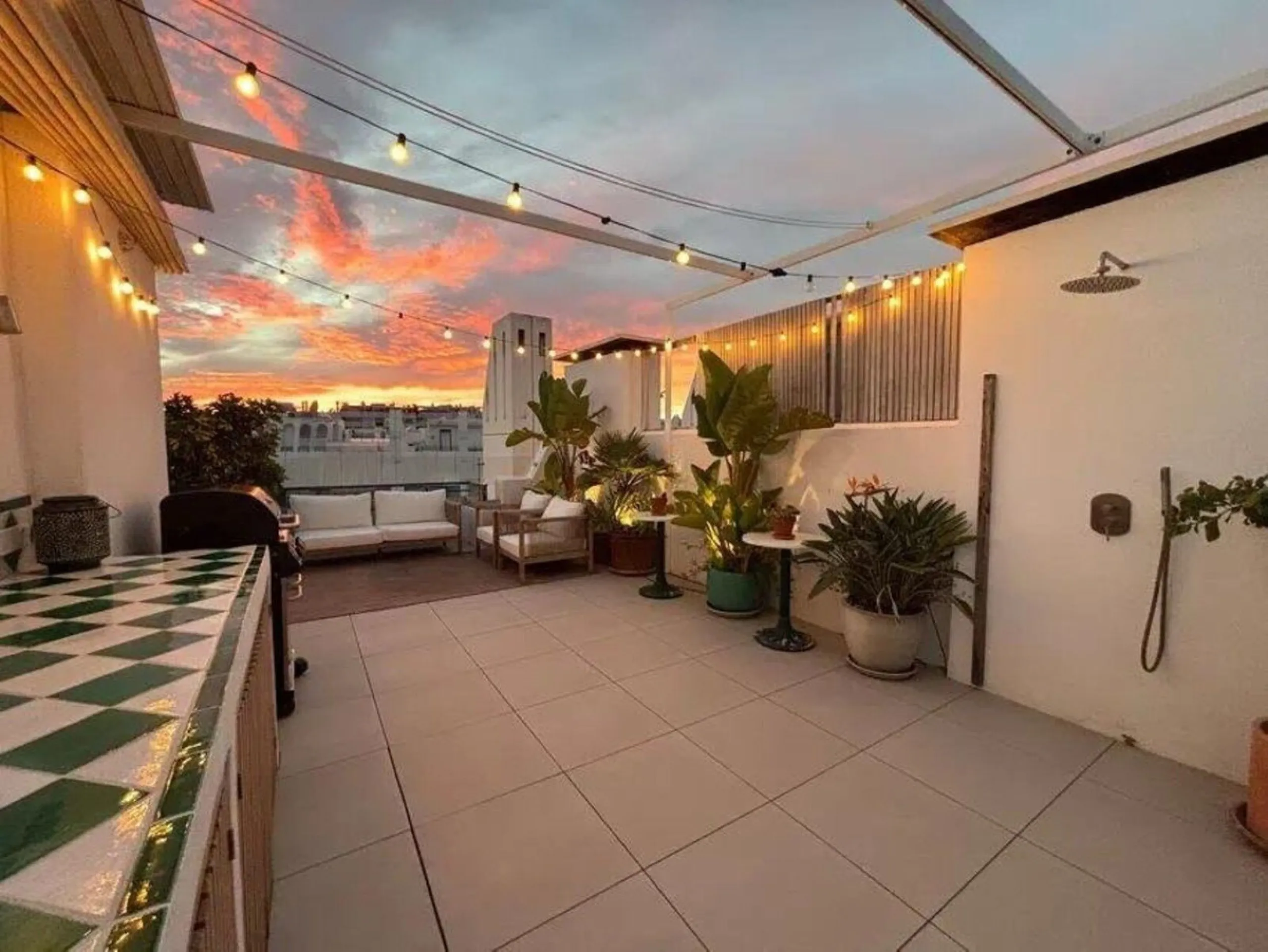 Renovated penthouse with sea views just steps from the beach in Marbella!