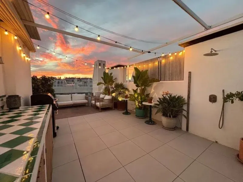 Renovated penthouse with sea views just steps from the beach in Marbella!
