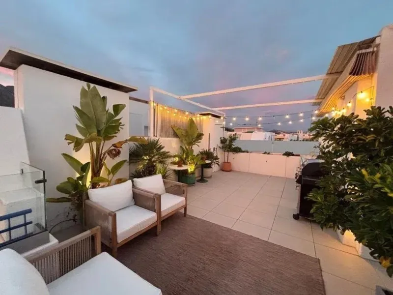 Renovated penthouse with sea views just steps from the beach in Marbella!