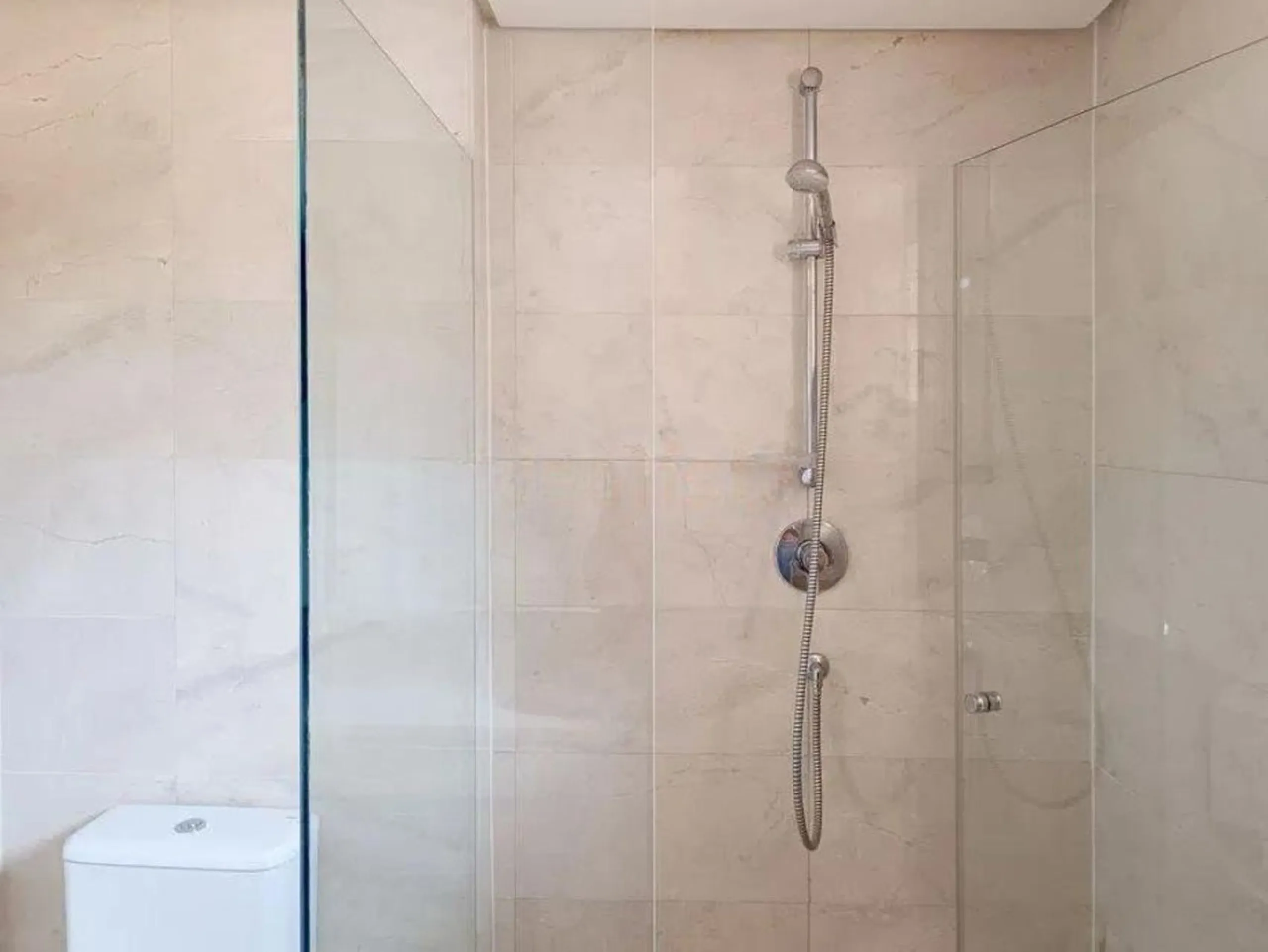Penthouse for sale in an exclusive residential area in Bel Air, located between Estepona and Marbella.