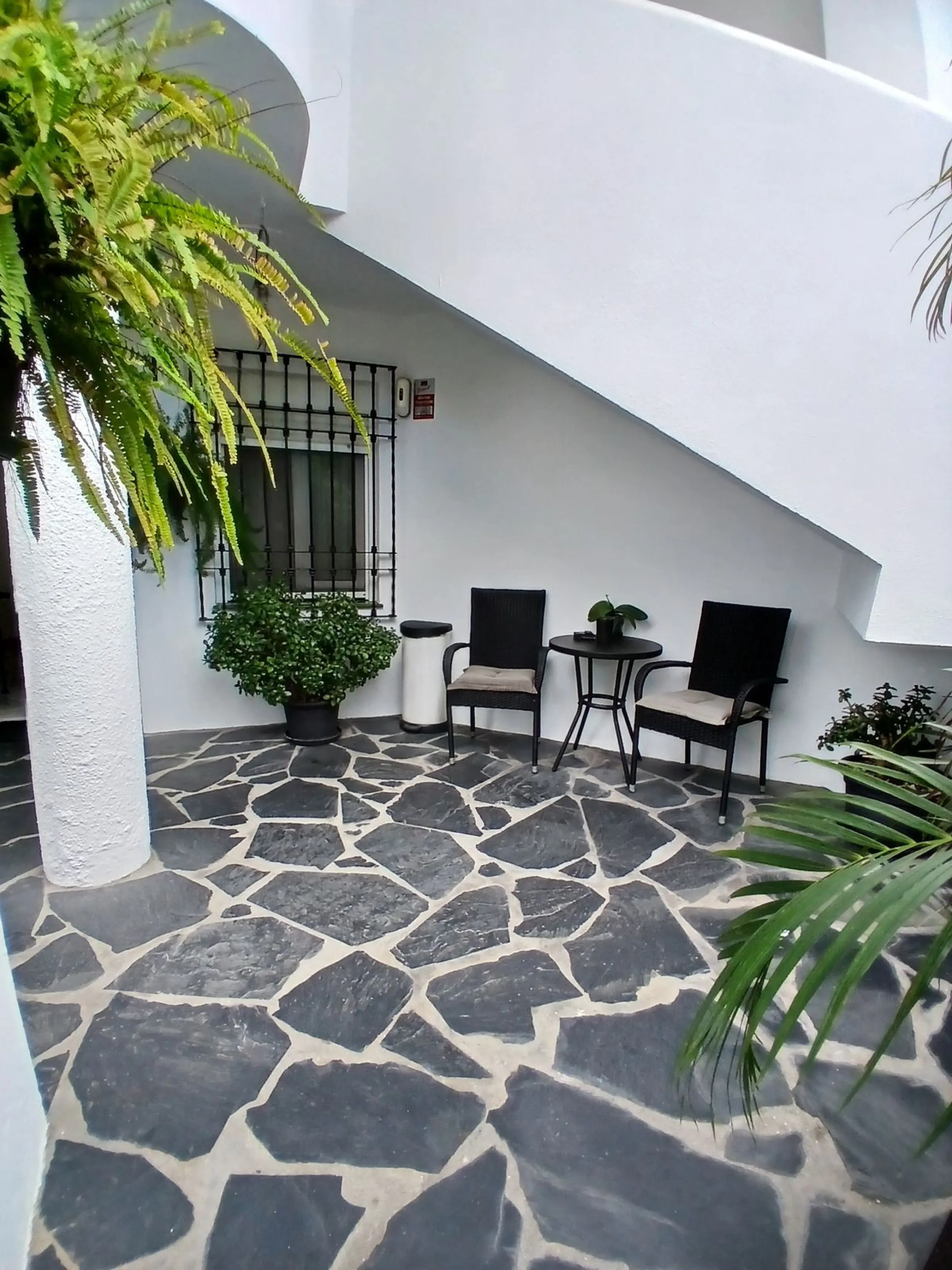 SPACIOUS BEACHSIDE APARTMENT WITH LARGE SOUTH-FACING TERRACE