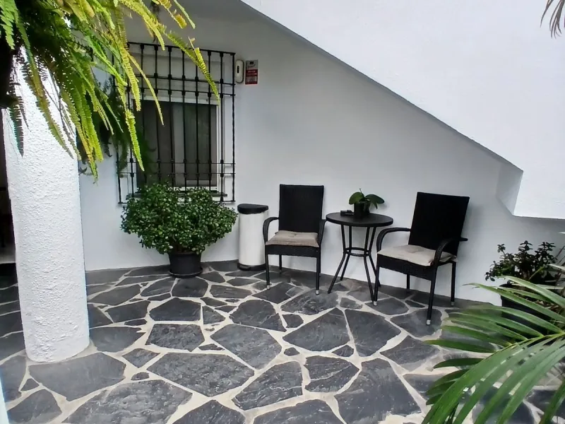 SPACIOUS BEACHSIDE APARTMENT WITH LARGE SOUTH-FACING TERRACE