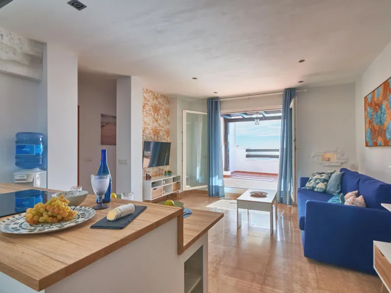 Stylish south facing two bedroom, two bathroom apartment located within this much sought after urbanisation of Vistalmar, between Sotogrande and La Duquesa marina. Set within a secure, gated and quiet community boasting four swimming pools with lush tropi