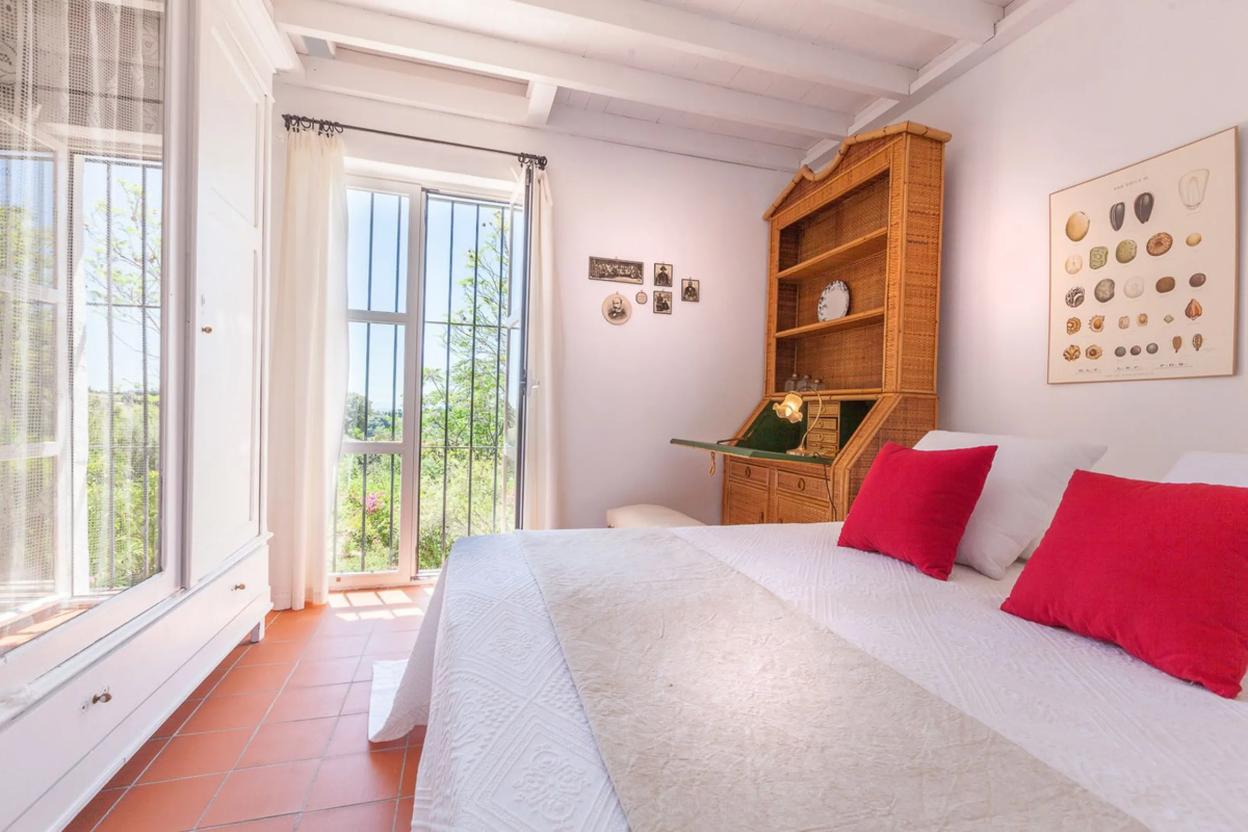 House - Detached Villa в продаже в Estepona, Málaga. В доме 3 спален и 3 ванных комнат. Площадь дома 170 м². Площадь участка 1500 м²
