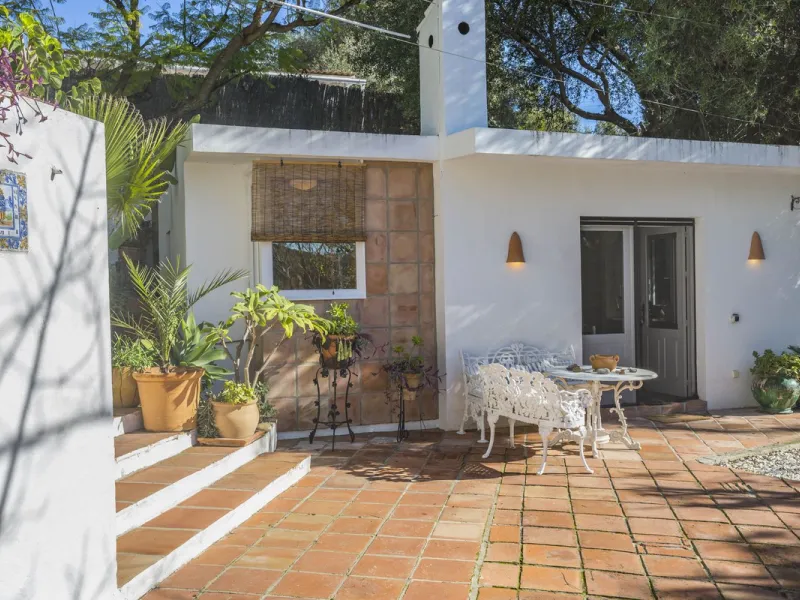 House - Detached Villa в продаже в Estepona, Málaga. В доме 3 спален и 3 ванных комнат. Площадь дома 170 м². Площадь участка 1500 м²