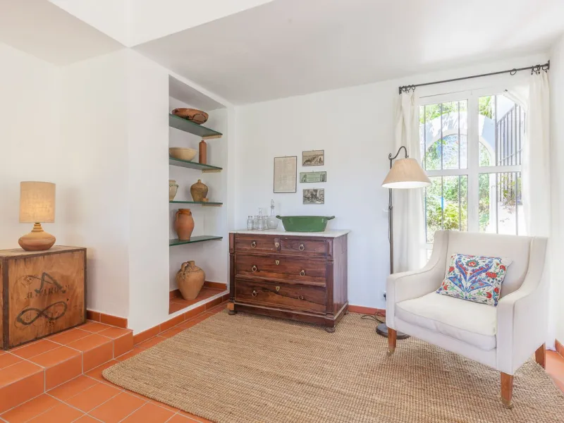 House - Detached Villa в продаже в Estepona, Málaga. В доме 3 спален и 3 ванных комнат. Площадь дома 170 м². Площадь участка 1500 м²