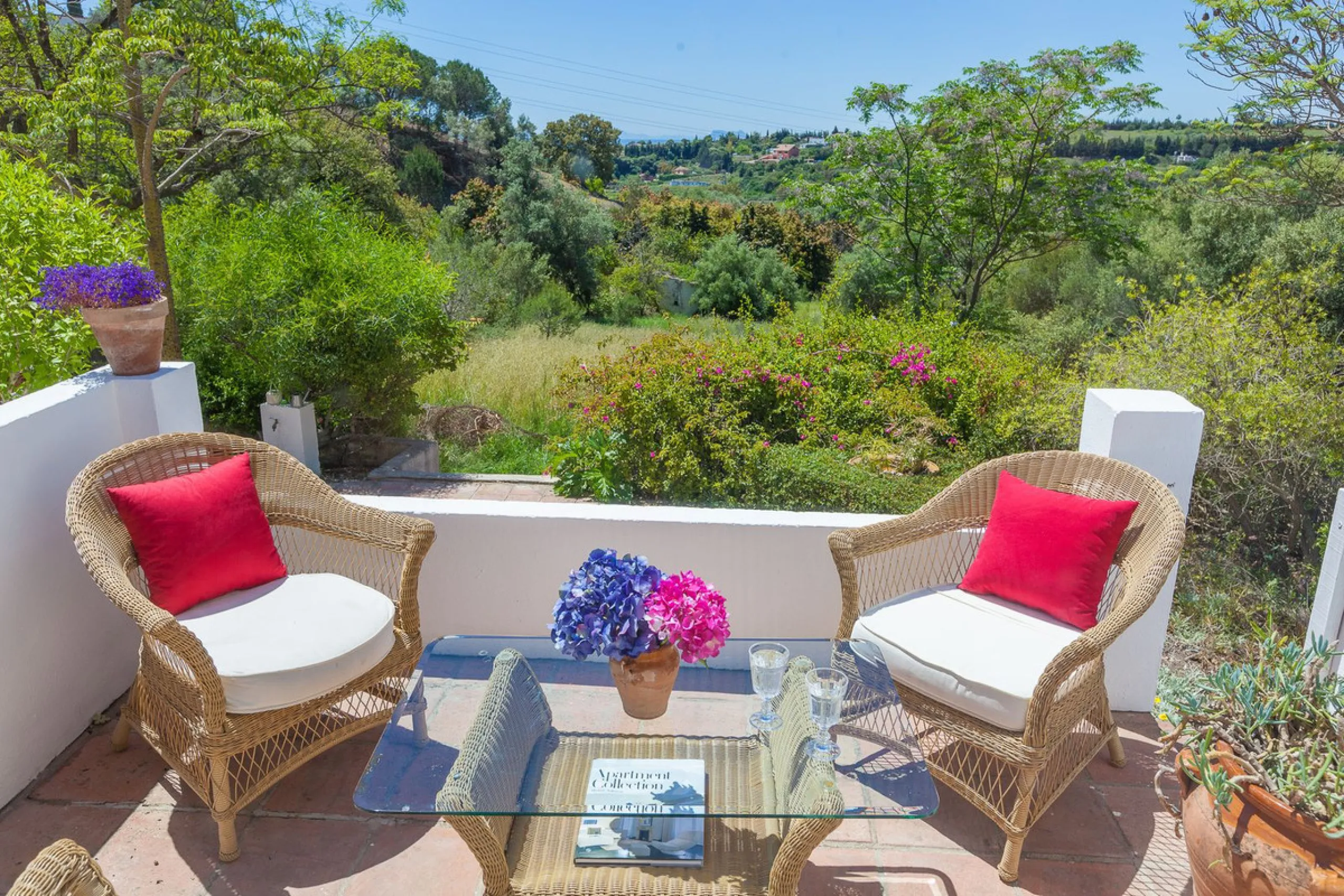 House - Detached Villa в продаже в Estepona, Málaga. В доме 3 спален и 3 ванных комнат. Площадь дома 170 м². Площадь участка 1500 м²
