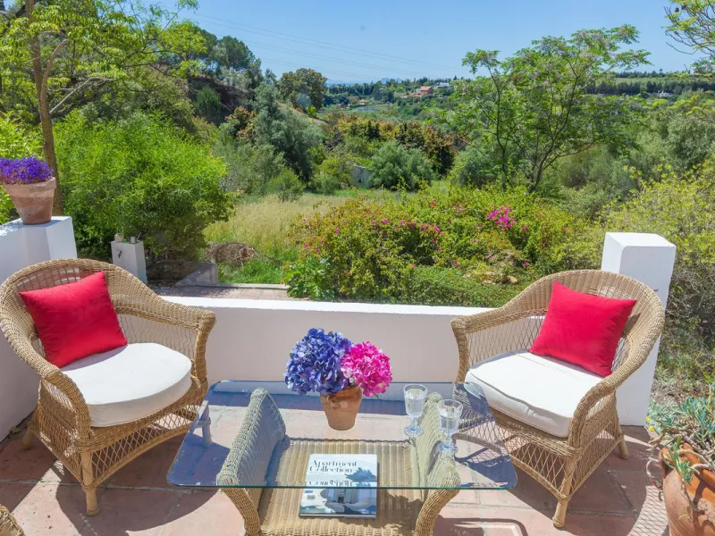 House - Detached Villa в продаже в Estepona, Málaga. В доме 3 спален и 3 ванных комнат. Площадь дома 170 м². Площадь участка 1500 м²