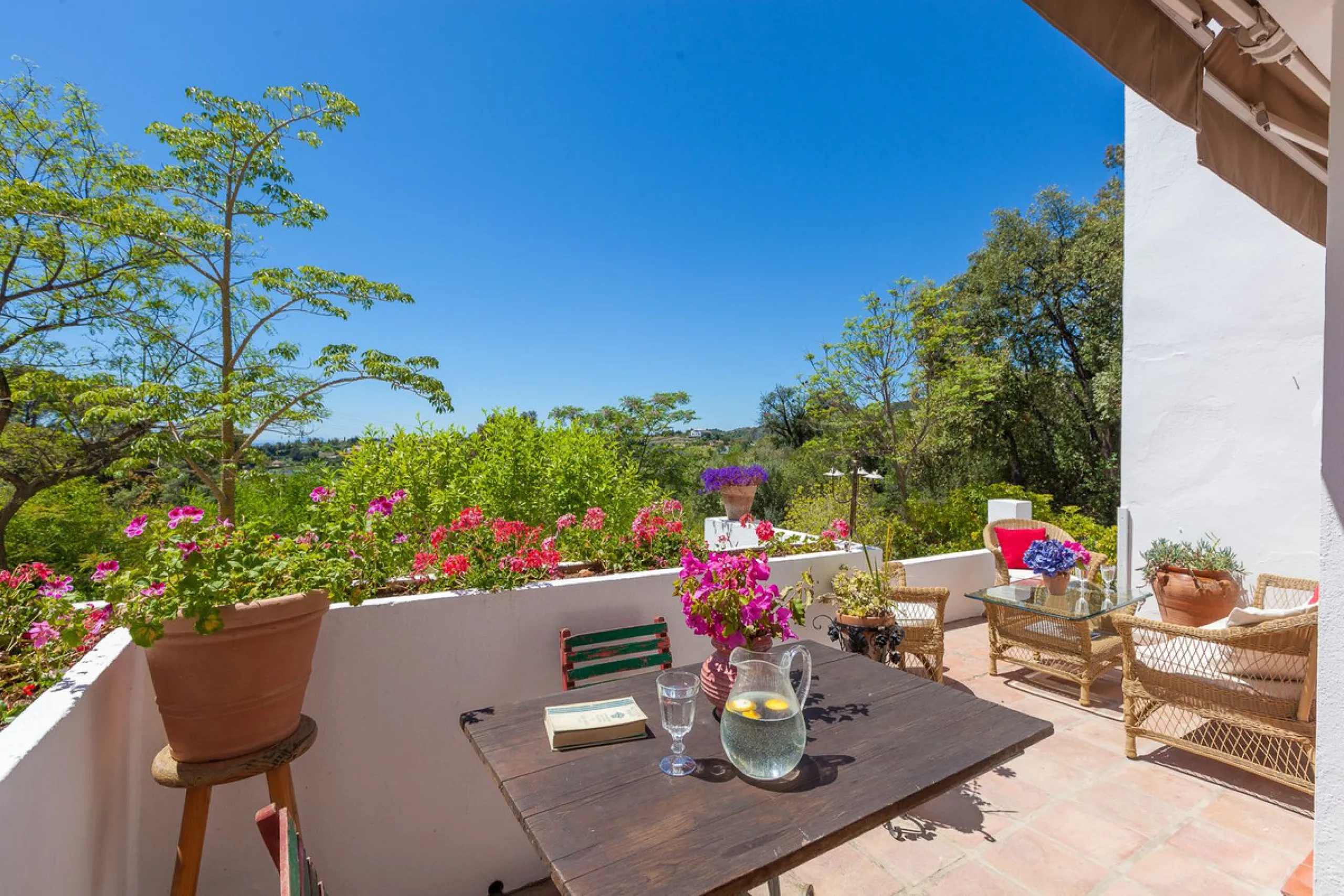 House - Detached Villa в продаже в Estepona, Málaga. В доме 3 спален и 3 ванных комнат. Площадь дома 170 м². Площадь участка 1500 м²