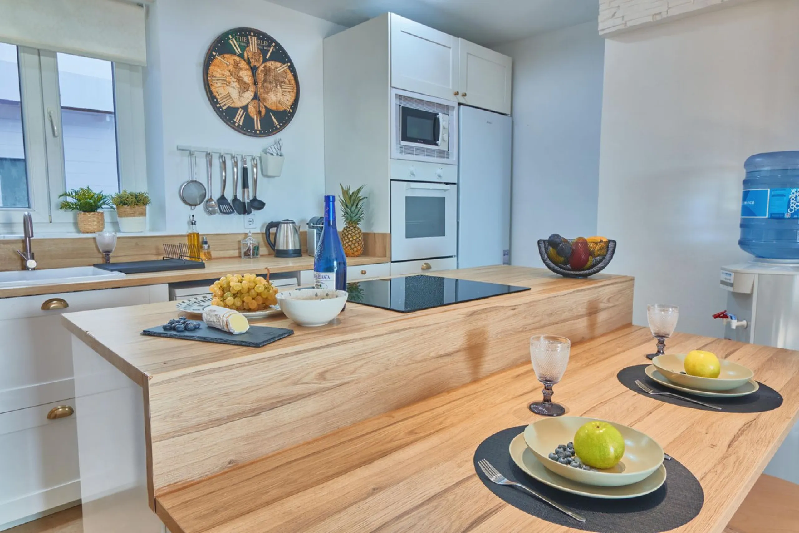Stylish south facing two bedroom, two bathroom apartment located within this much sought after urbanisation of Vistalmar, between Sotogrande and La Duquesa marina. Set within a secure, gated and quiet community boasting four swimming pools with lush tropi