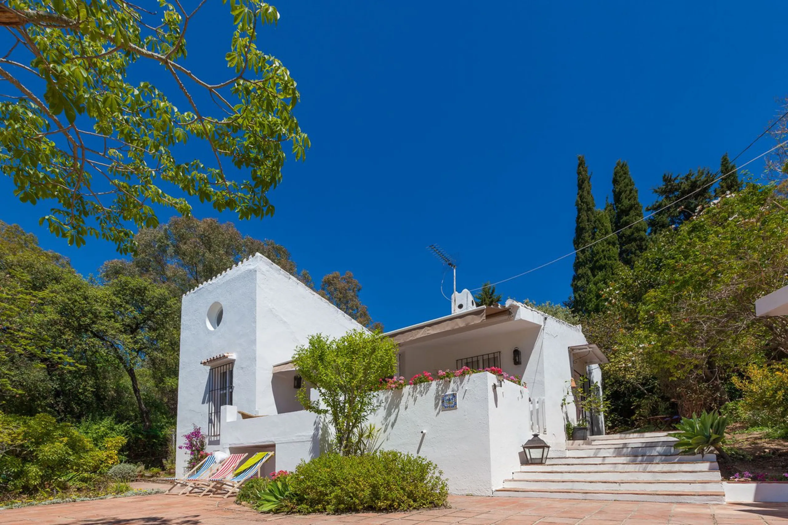 House - Detached Villa в продаже в Estepona, Málaga. В доме 3 спален и 3 ванных комнат. Площадь дома 170 м². Площадь участка 1500 м²