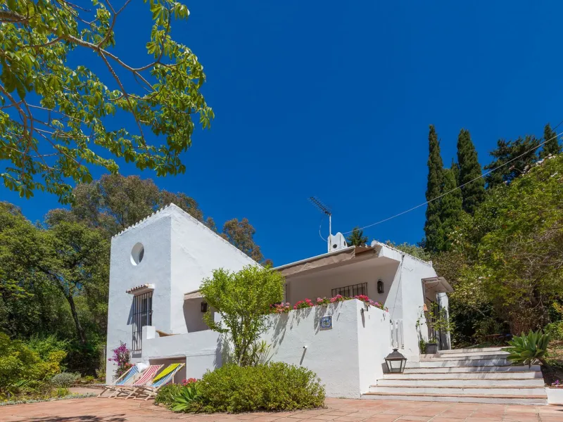 House - Detached Villa в продаже в Estepona, Málaga. В доме 3 спален и 3 ванных комнат. Площадь дома 170 м². Площадь участка 1500 м²