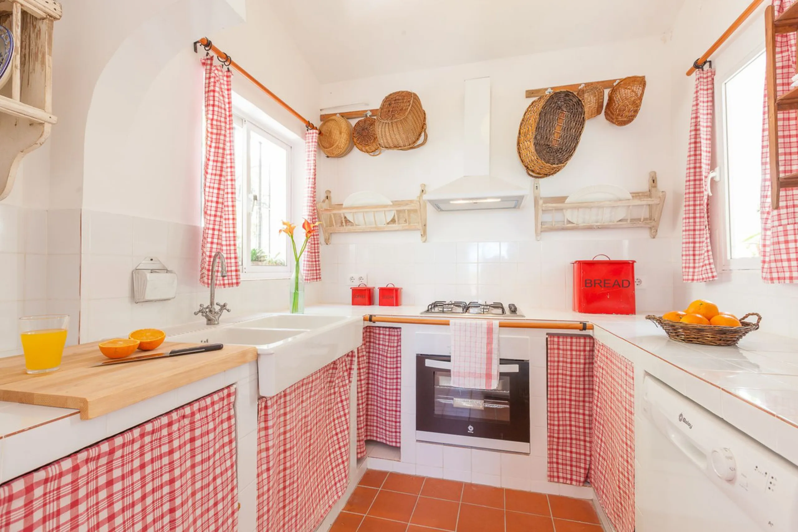 House - Detached Villa в продаже в Estepona, Málaga. В доме 3 спален и 3 ванных комнат. Площадь дома 170 м². Площадь участка 1500 м²