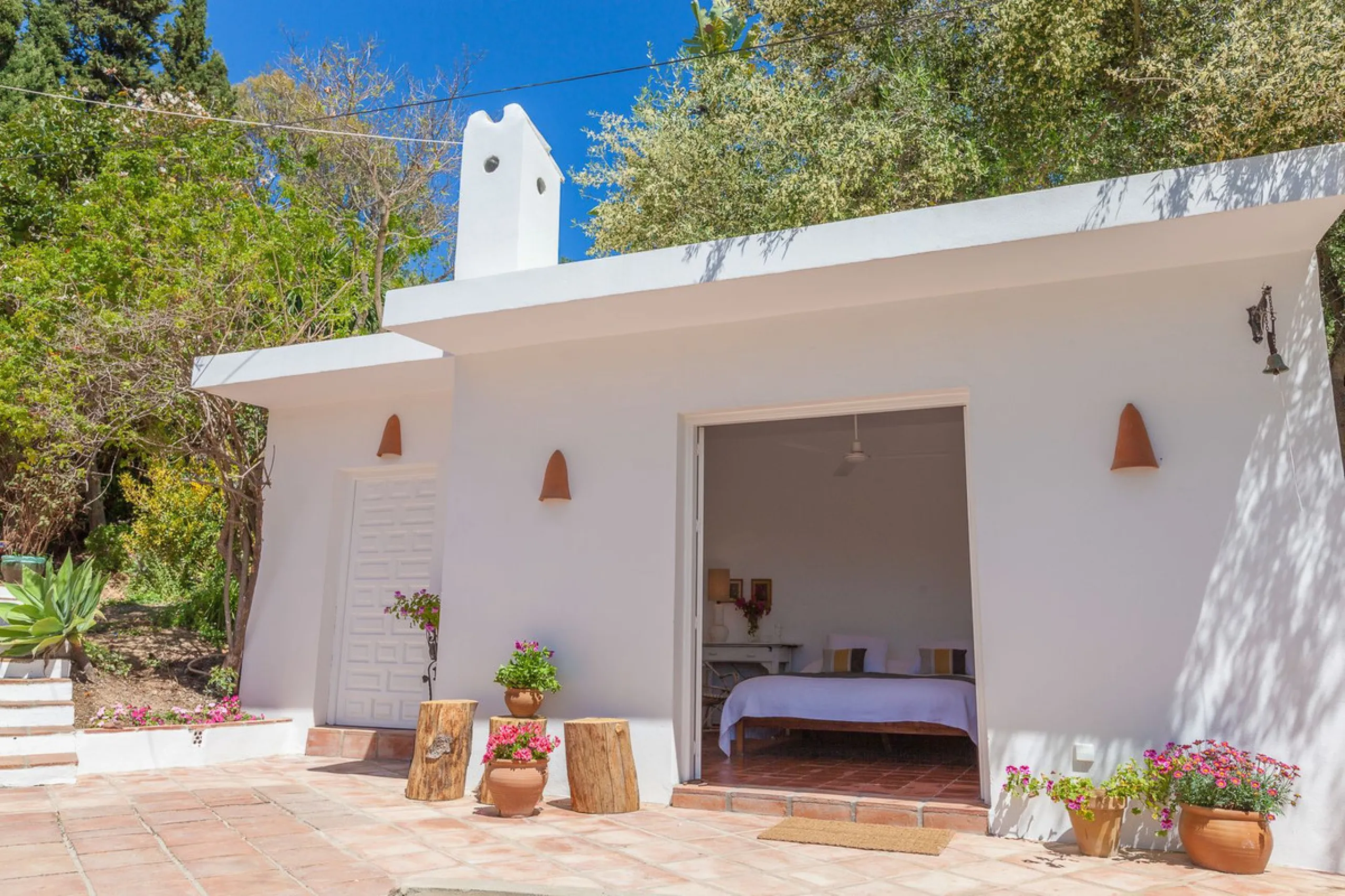 House - Detached Villa в продаже в Estepona, Málaga. В доме 3 спален и 3 ванных комнат. Площадь дома 170 м². Площадь участка 1500 м²