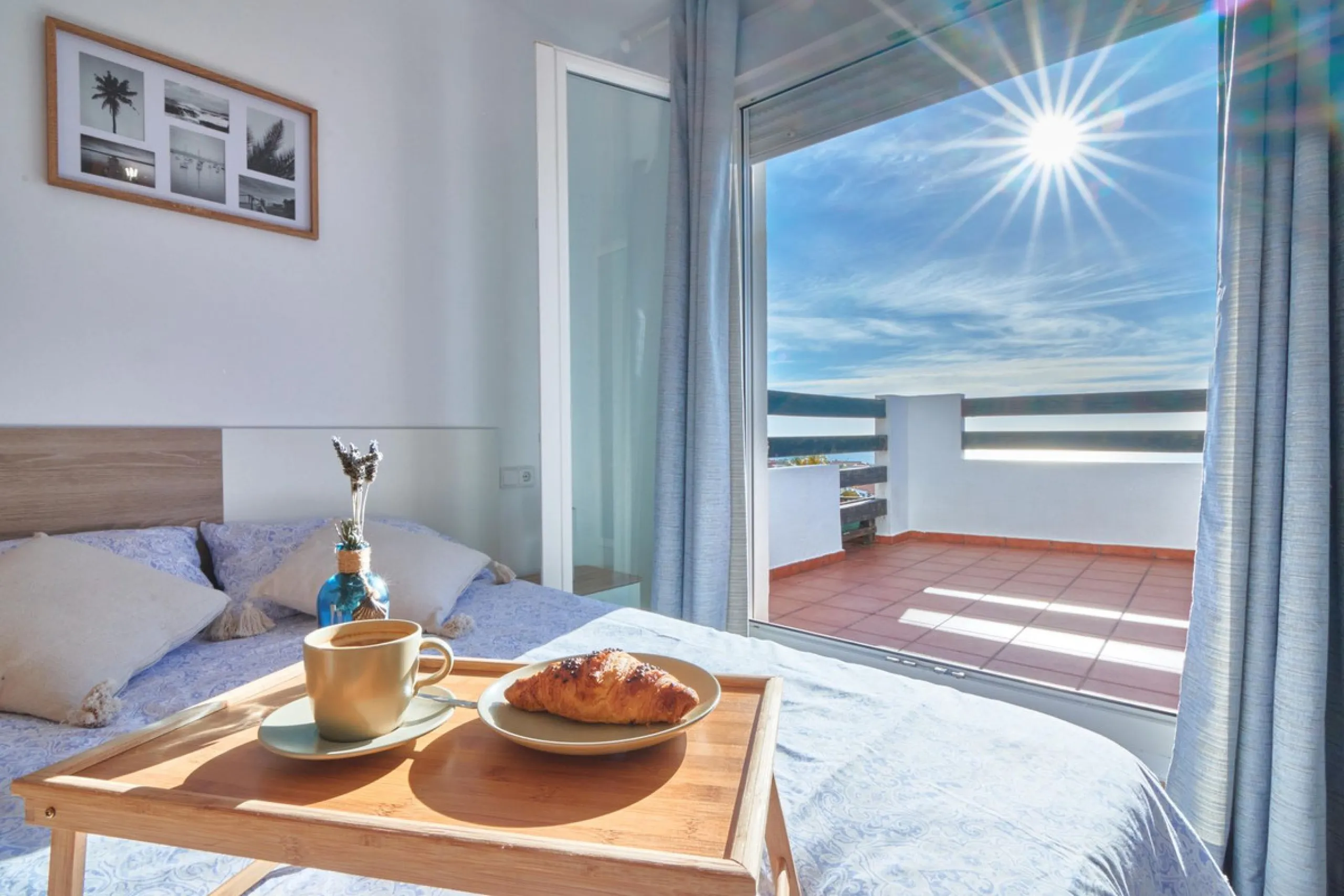 Stylish south facing two bedroom, two bathroom apartment located within this much sought after urbanisation of Vistalmar, between Sotogrande and La Duquesa marina. Set within a secure, gated and quiet community boasting four swimming pools with lush tropi