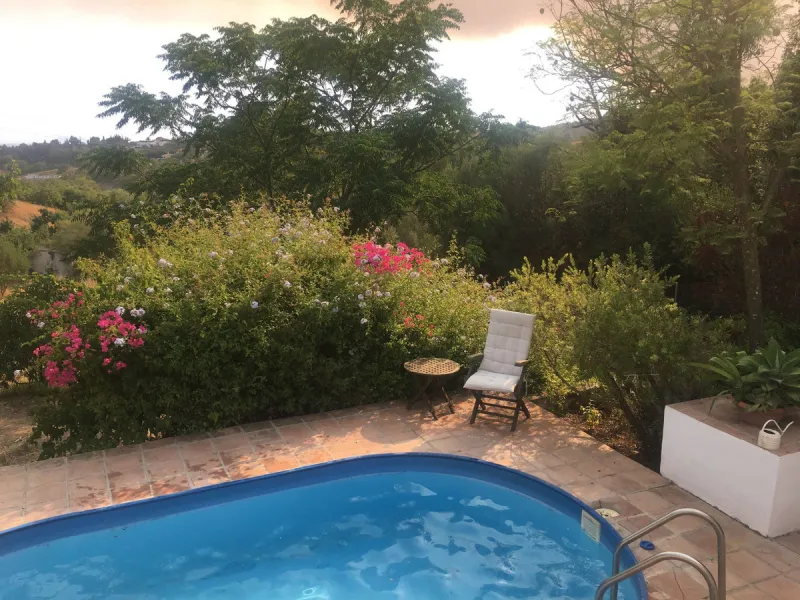 House - Detached Villa в продаже в Estepona, Málaga. В доме 3 спален и 3 ванных комнат. Площадь дома 170 м². Площадь участка 1500 м²