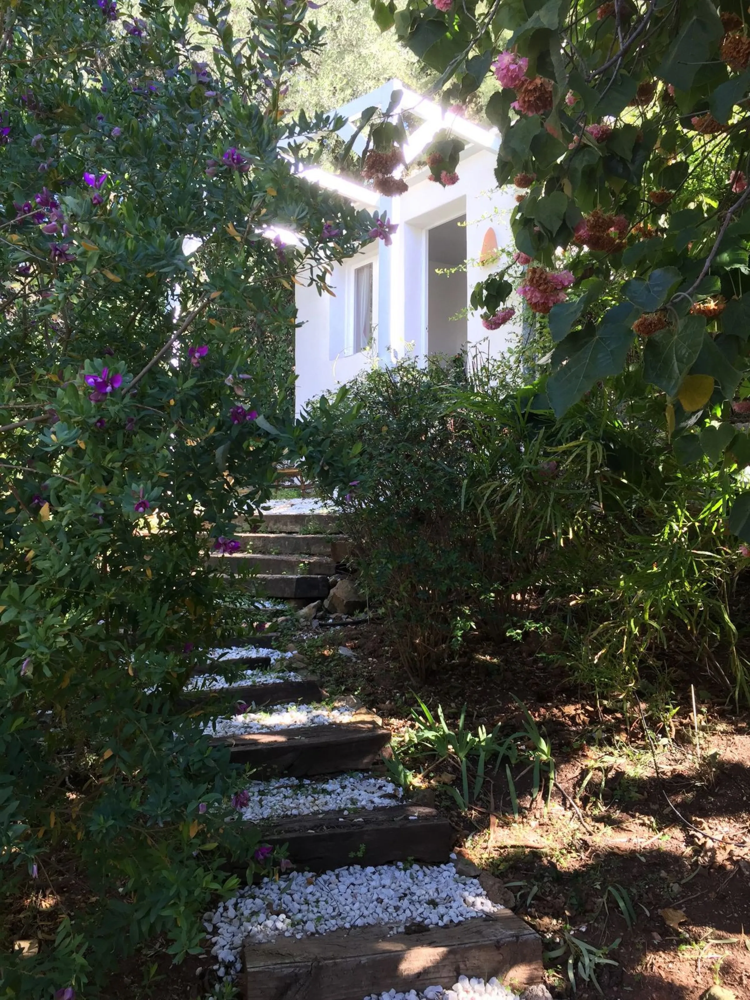 House - Detached Villa в продаже в Estepona, Málaga. В доме 3 спален и 3 ванных комнат. Площадь дома 170 м². Площадь участка 1500 м²