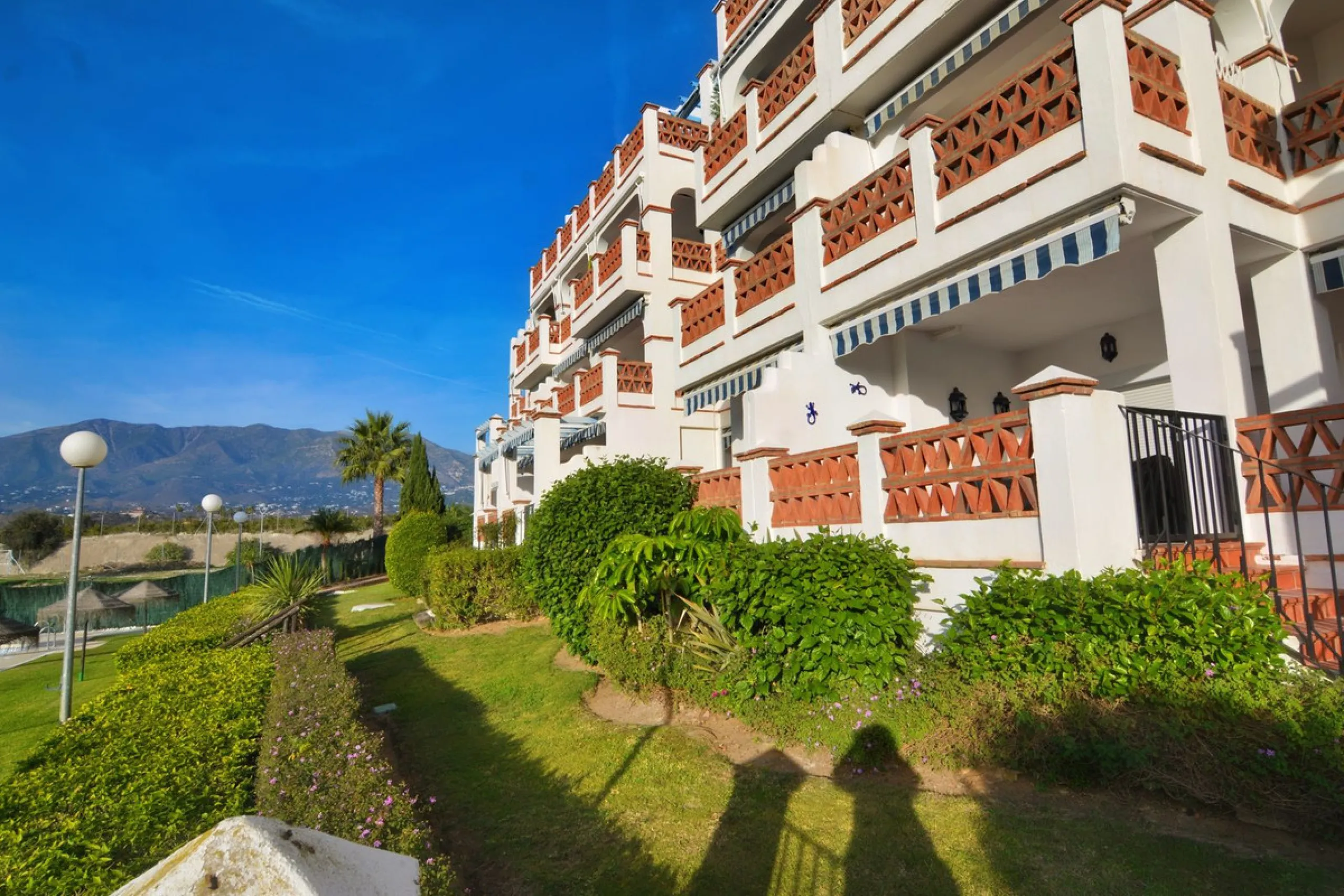 Magnificent apartment in Mijas Golf with sunny terrace and to the mountain