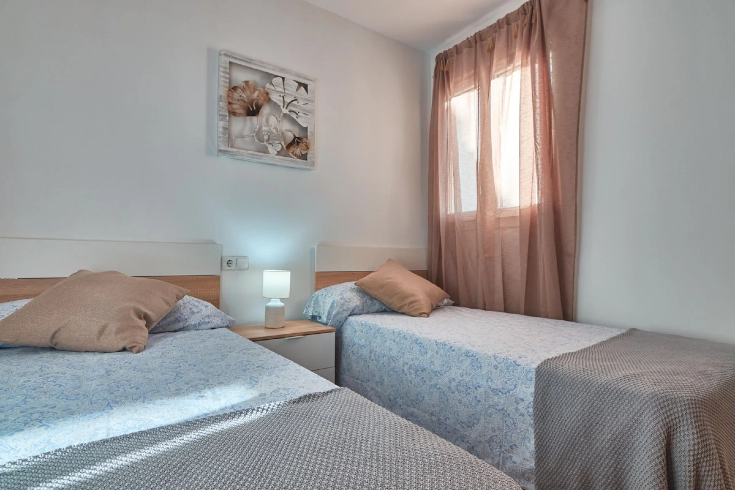 Stylish south facing two bedroom, two bathroom apartment located within this much sought after urbanisation of Vistalmar, between Sotogrande and La Duquesa marina. Set within a secure, gated and quiet community boasting four swimming pools with lush tropi