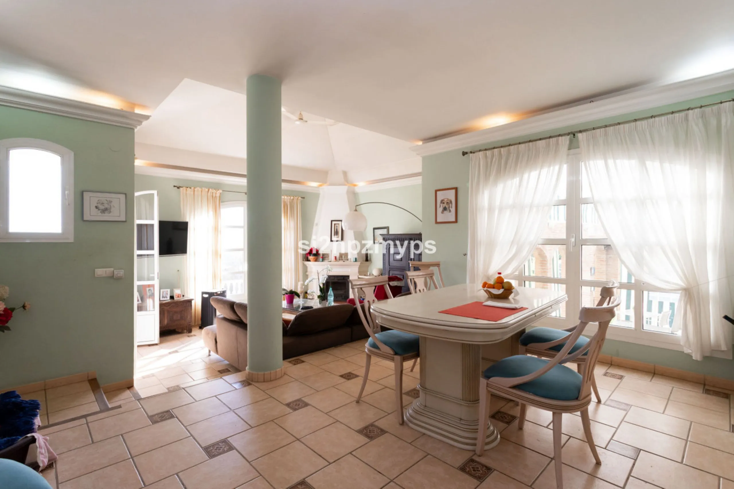 Große Villa in Torrox mit Tennisplatz und guten Geschäftsmöglichkeiten