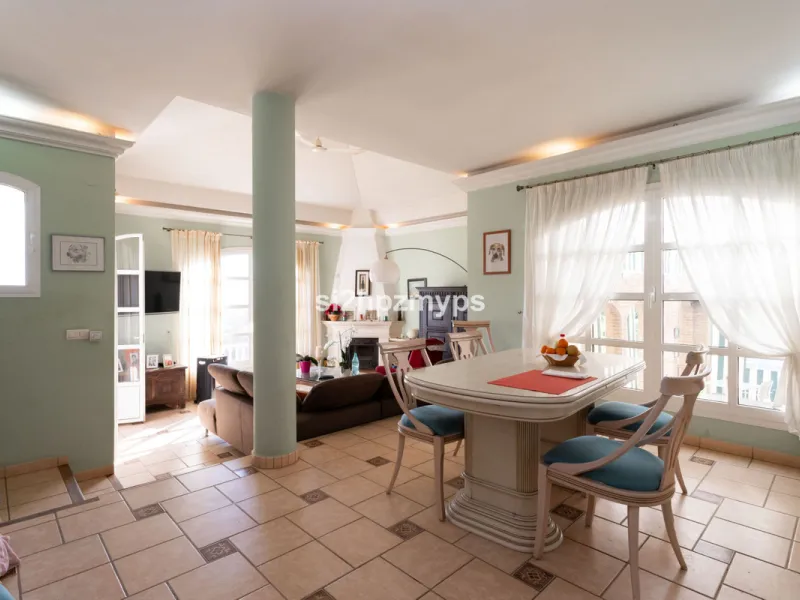 Große Villa in Torrox mit Tennisplatz und guten Geschäftsmöglichkeiten