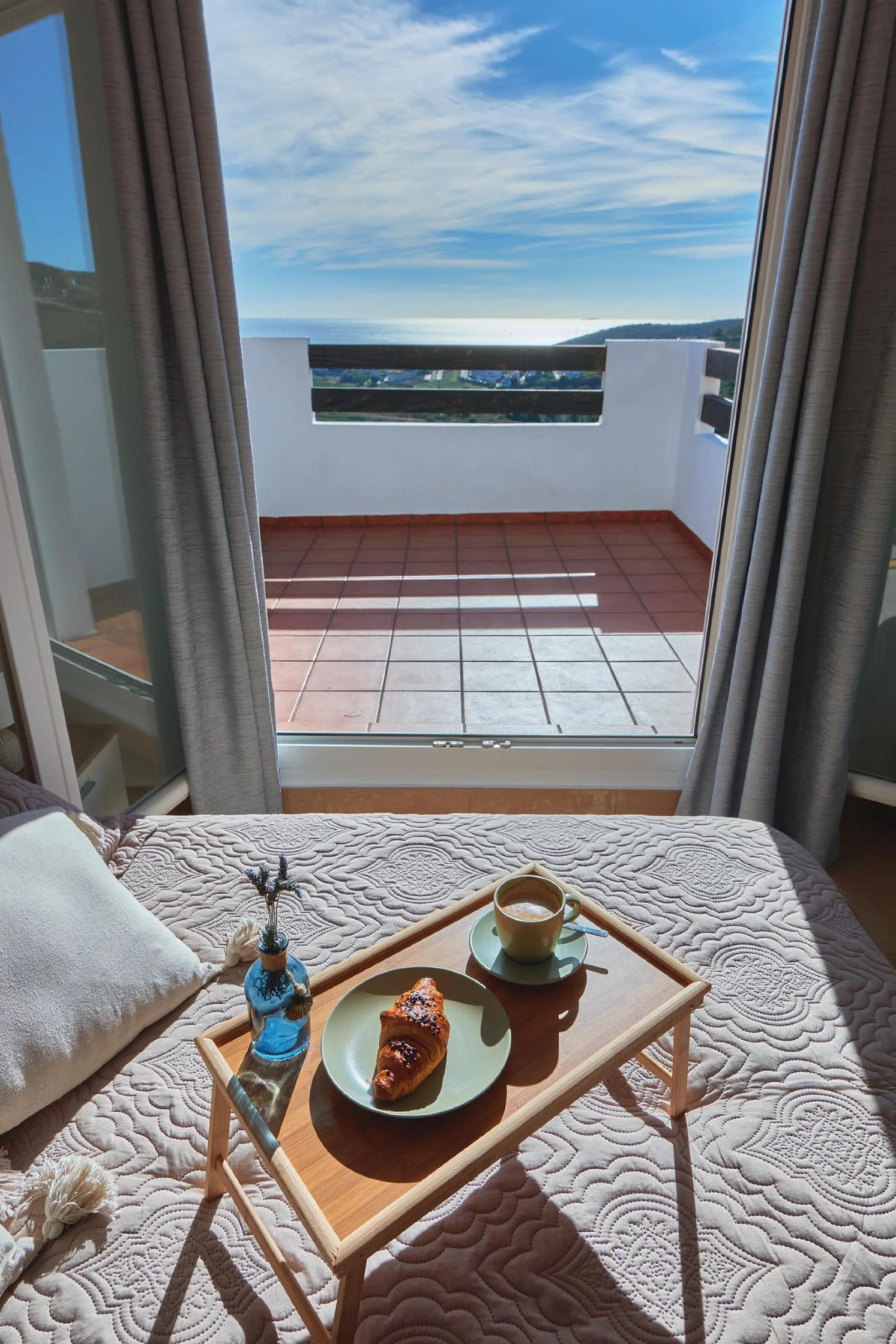 Stylish south facing two bedroom, two bathroom apartment located within this much sought after urbanisation of Vistalmar, between Sotogrande and La Duquesa marina. Set within a secure, gated and quiet community boasting four swimming pools with lush tropi