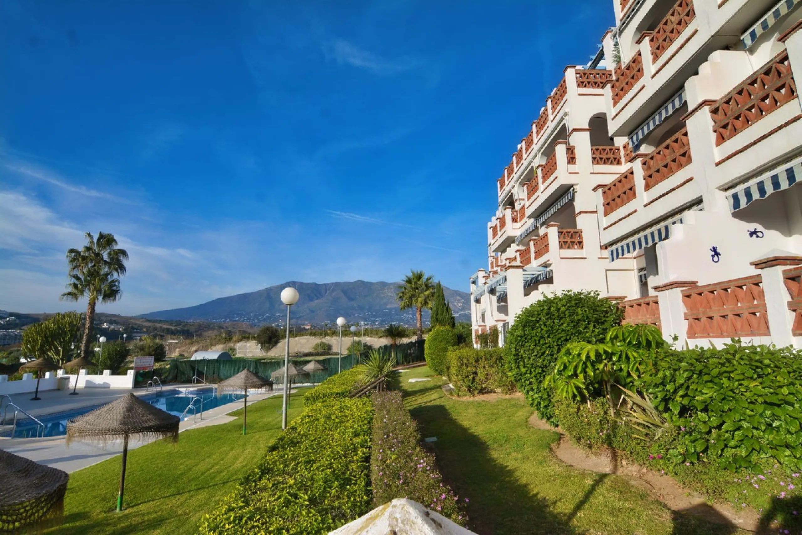 Magnificent apartment in Mijas Golf with sunny terrace and to the mountain