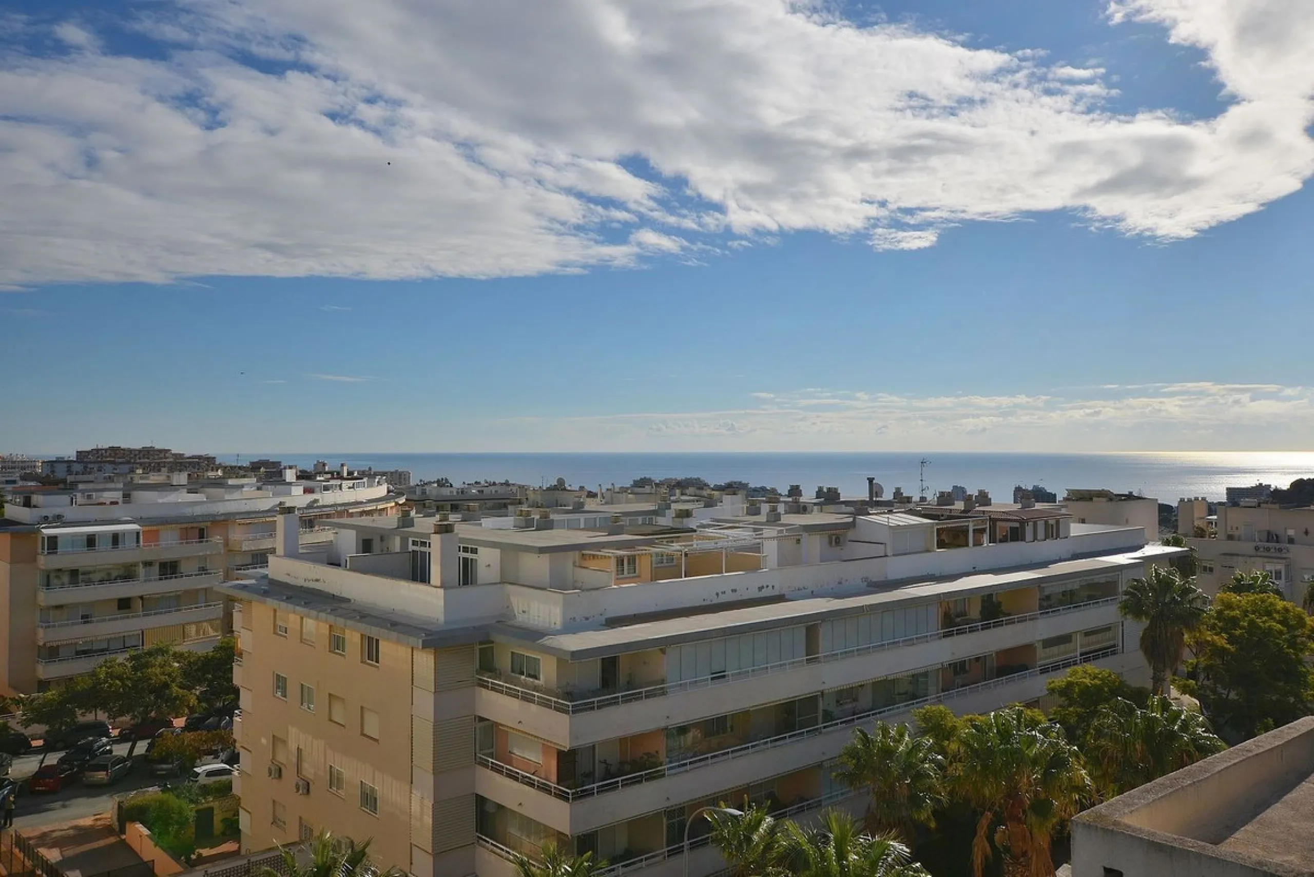 Stunning CORNER PENTHOUSE with beautiful views, located in Arroyo de la Miel (Benalmádena). Excellent location in a quiet area but at same time close to shops and services. The center of Arroyo de la Miel, the train station and a wide variety of shops are