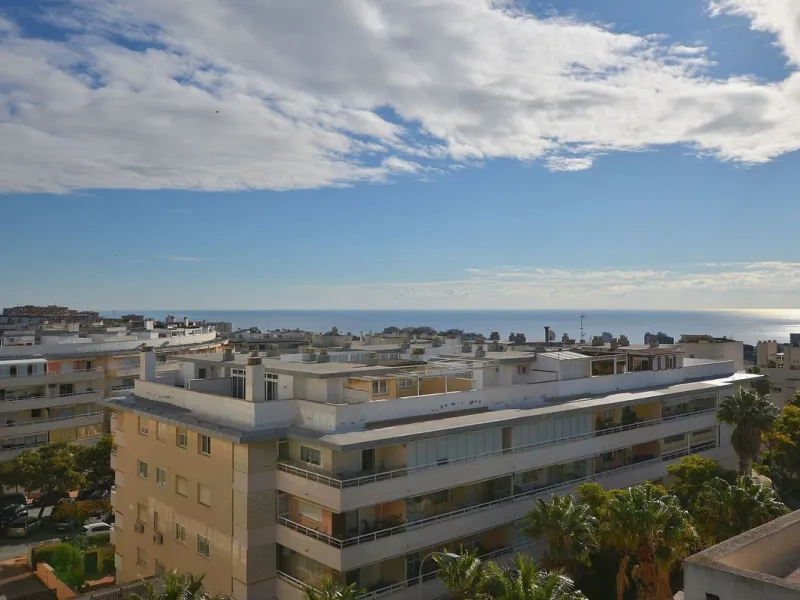 Stunning CORNER PENTHOUSE with beautiful views, located in Arroyo de la Miel (Benalmádena). Excellent location in a quiet area but at same time close to shops and services. The center of Arroyo de la Miel, the train station and a wide variety of shops are