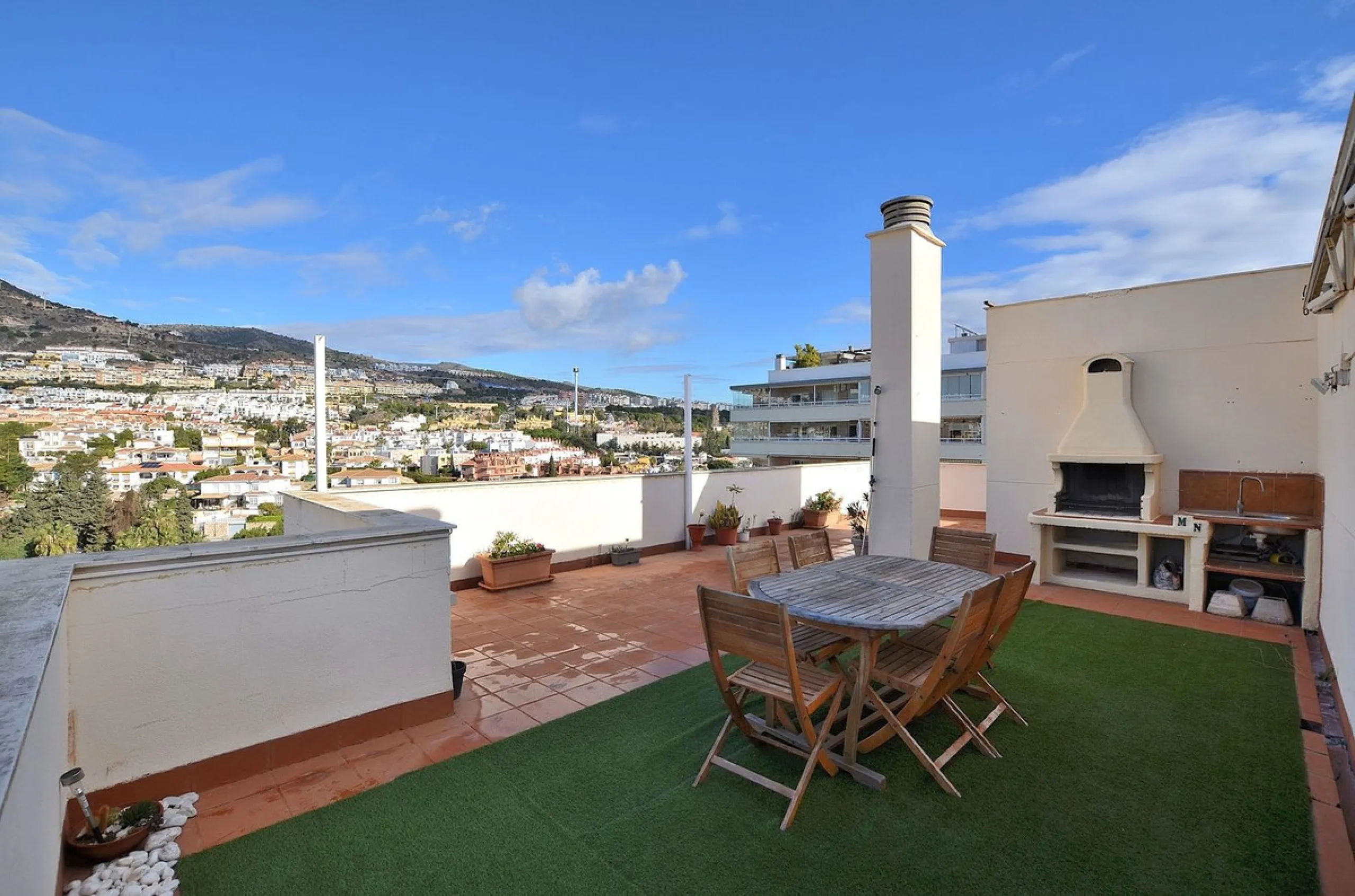 Stunning CORNER PENTHOUSE with beautiful views, located in Arroyo de la Miel (Benalmádena). Excellent location in a quiet area but at same time close to shops and services. The center of Arroyo de la Miel, the train station and a wide variety of shops are