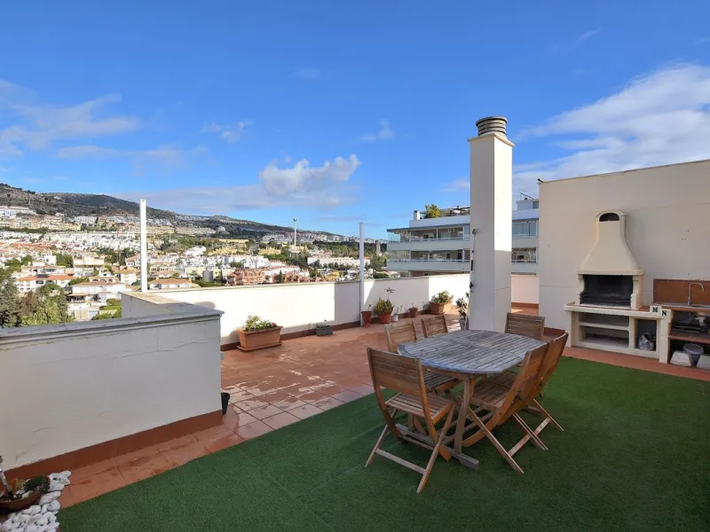 Stunning CORNER PENTHOUSE with beautiful views, located in Arroyo de la Miel (Benalmádena). Excellent location in a quiet area but at same time close to shops and services. The center of Arroyo de la Miel, the train station and a wide variety of shops are