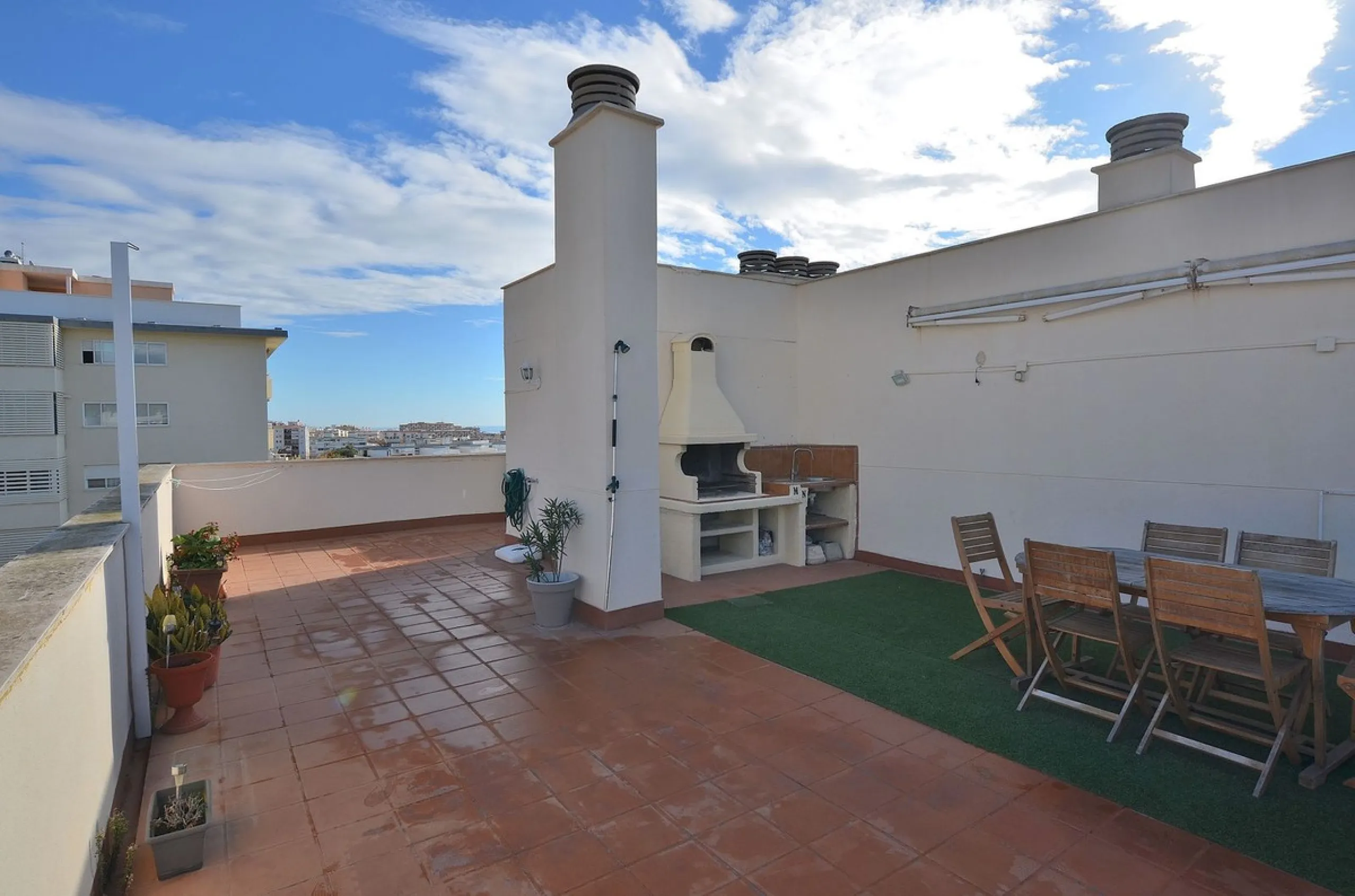 Stunning CORNER PENTHOUSE with beautiful views, located in Arroyo de la Miel (Benalmádena). Excellent location in a quiet area but at same time close to shops and services. The center of Arroyo de la Miel, the train station and a wide variety of shops are