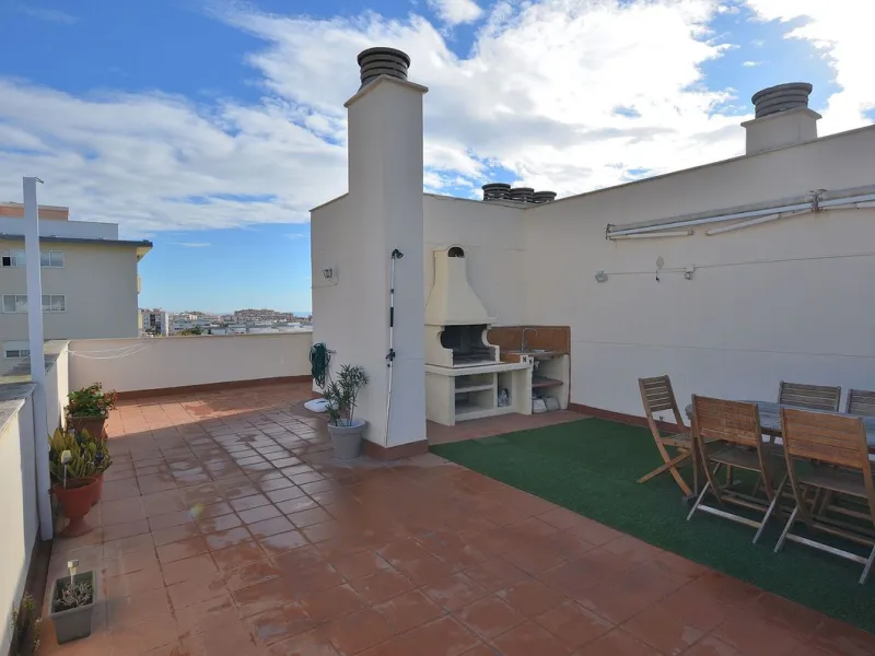 Stunning CORNER PENTHOUSE with beautiful views, located in Arroyo de la Miel (Benalmádena). Excellent location in a quiet area but at same time close to shops and services. The center of Arroyo de la Miel, the train station and a wide variety of shops are