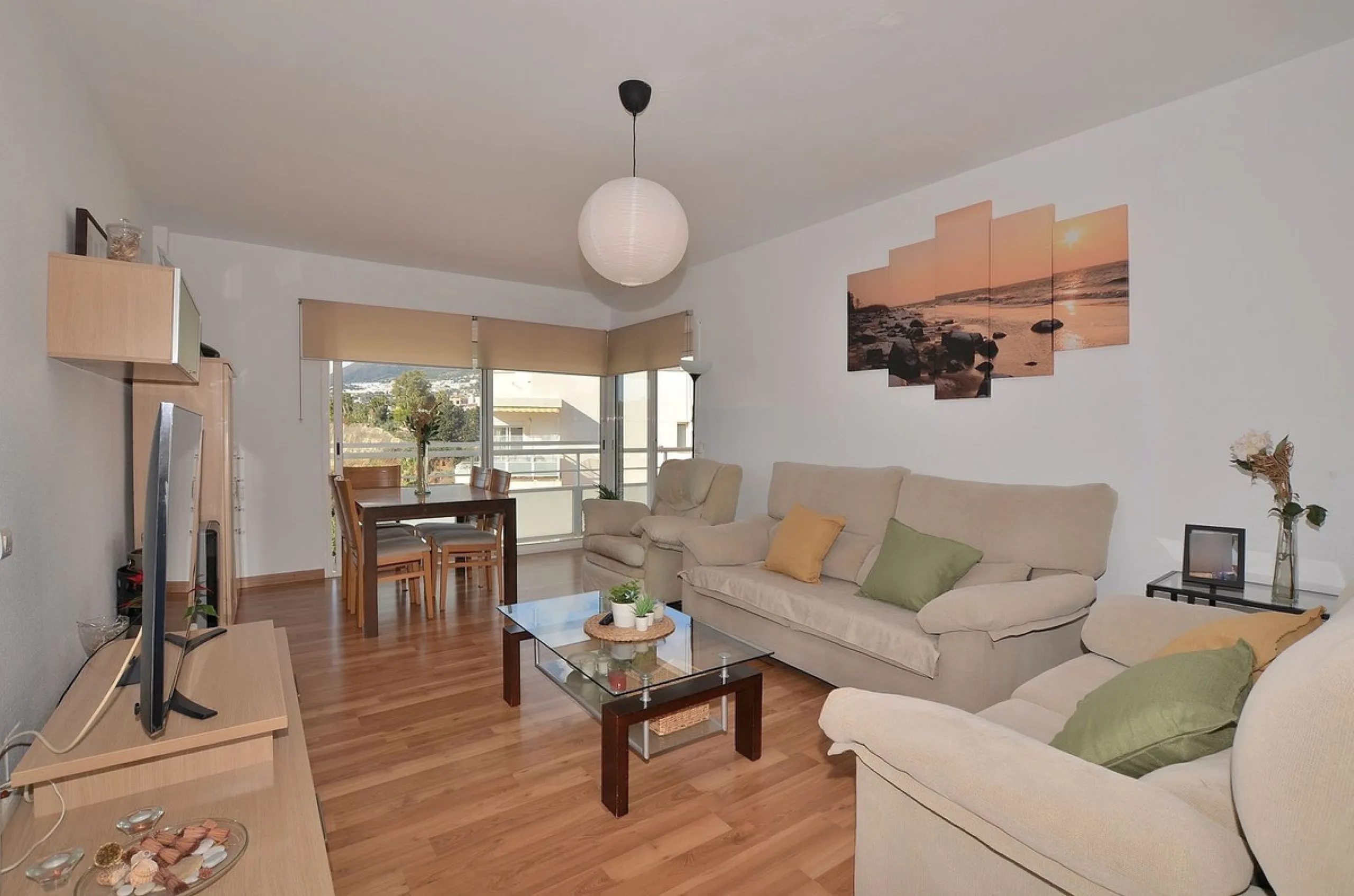 Stunning CORNER PENTHOUSE with beautiful views, located in Arroyo de la Miel (Benalmádena). Excellent location in a quiet area but at same time close to shops and services. The center of Arroyo de la Miel, the train station and a wide variety of shops are