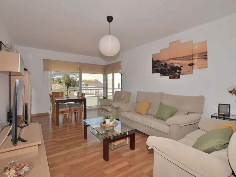 Stunning CORNER PENTHOUSE with beautiful views, located in Arroyo de la Miel (Benalmádena). Excellent location in a quiet area but at same time close to shops and services. The center of Arroyo de la Miel, the train station and a wide variety of shops are