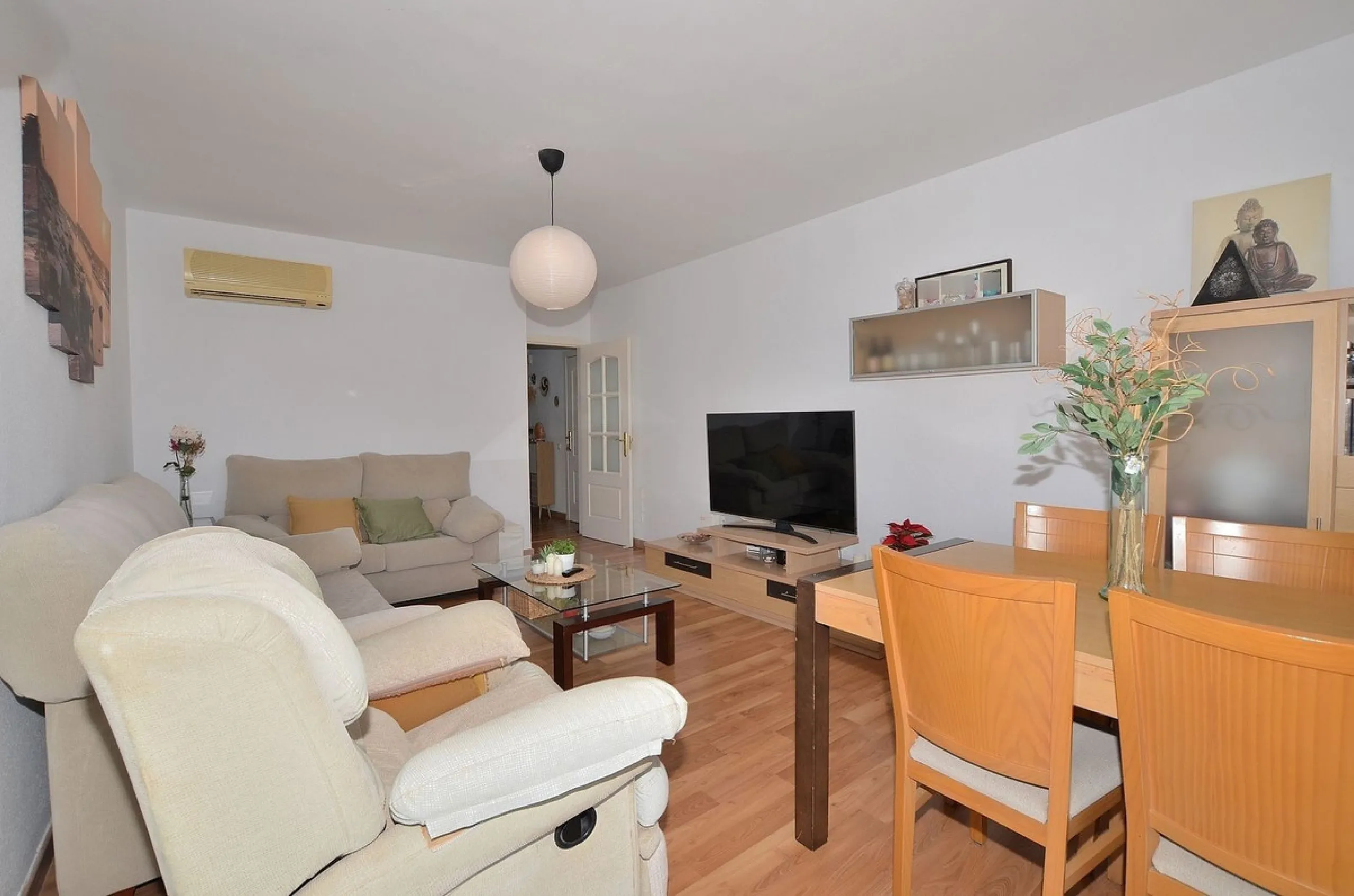 Stunning CORNER PENTHOUSE with beautiful views, located in Arroyo de la Miel (Benalmádena). Excellent location in a quiet area but at same time close to shops and services. The center of Arroyo de la Miel, the train station and a wide variety of shops are