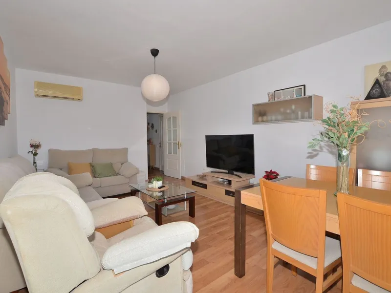 Stunning CORNER PENTHOUSE with beautiful views, located in Arroyo de la Miel (Benalmádena). Excellent location in a quiet area but at same time close to shops and services. The center of Arroyo de la Miel, the train station and a wide variety of shops are