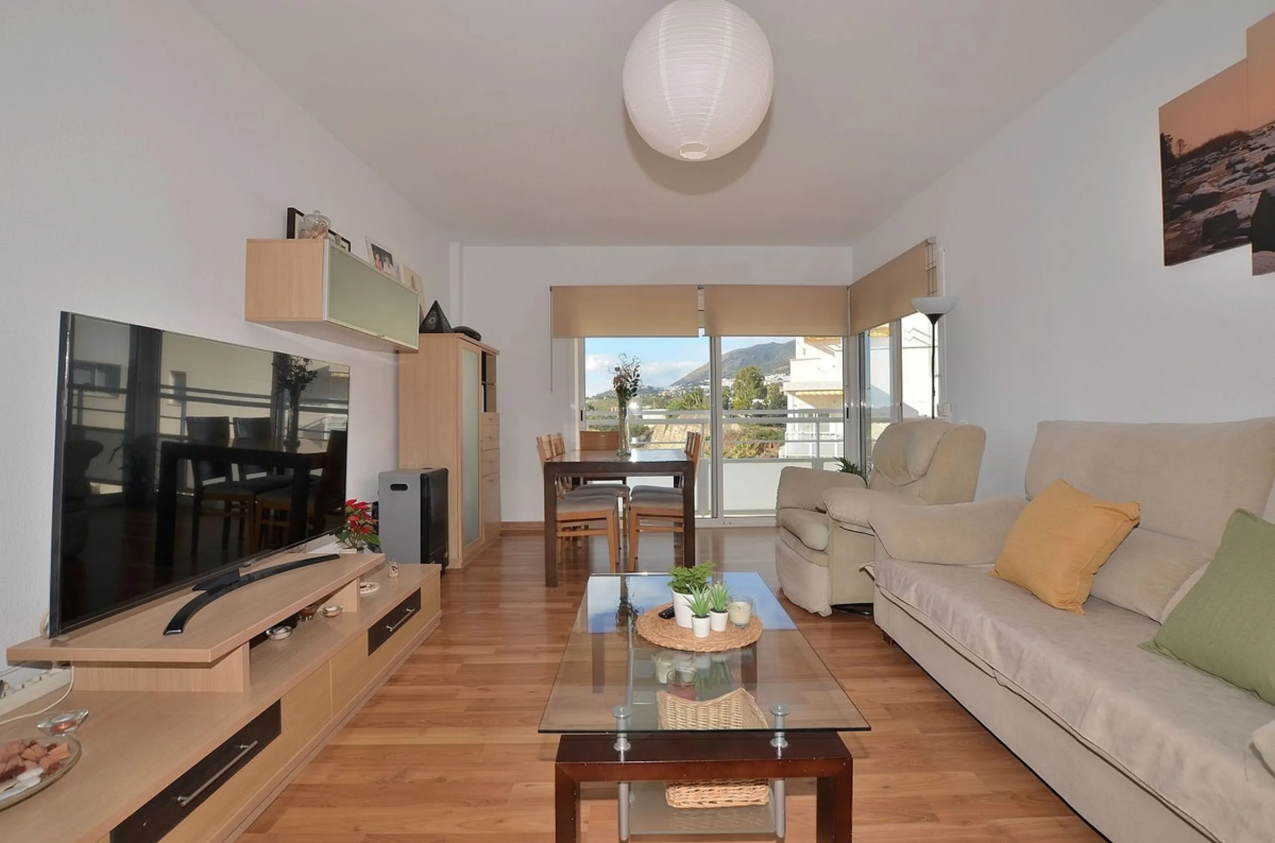 Stunning CORNER PENTHOUSE with beautiful views, located in Arroyo de la Miel (Benalmádena). Excellent location in a quiet area but at same time close to shops and services. The center of Arroyo de la Miel, the train station and a wide variety of shops are