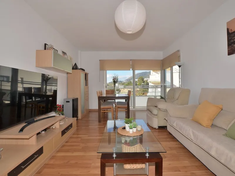 Stunning CORNER PENTHOUSE with beautiful views, located in Arroyo de la Miel (Benalmádena). Excellent location in a quiet area but at same time close to shops and services. The center of Arroyo de la Miel, the train station and a wide variety of shops are
