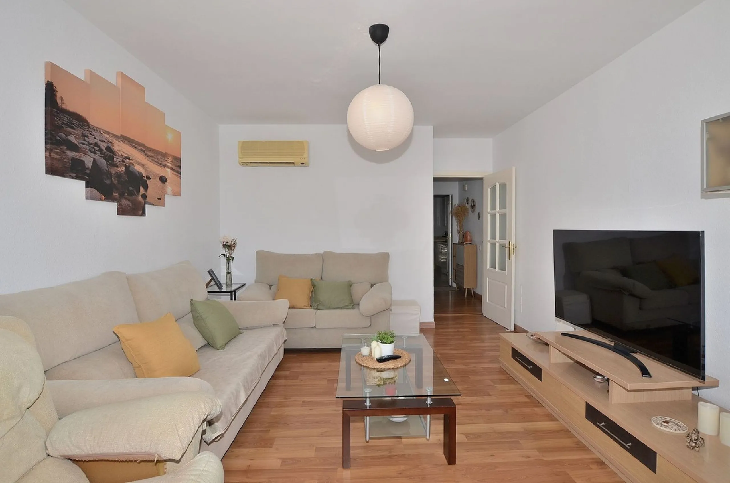 Stunning CORNER PENTHOUSE with beautiful views, located in Arroyo de la Miel (Benalmádena). Excellent location in a quiet area but at same time close to shops and services. The center of Arroyo de la Miel, the train station and a wide variety of shops are