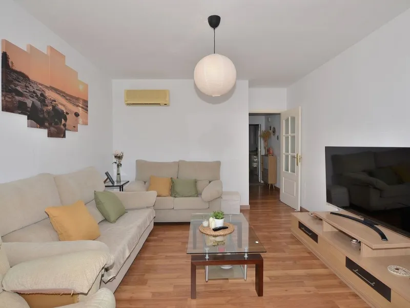 Stunning CORNER PENTHOUSE with beautiful views, located in Arroyo de la Miel (Benalmádena). Excellent location in a quiet area but at same time close to shops and services. The center of Arroyo de la Miel, the train station and a wide variety of shops are