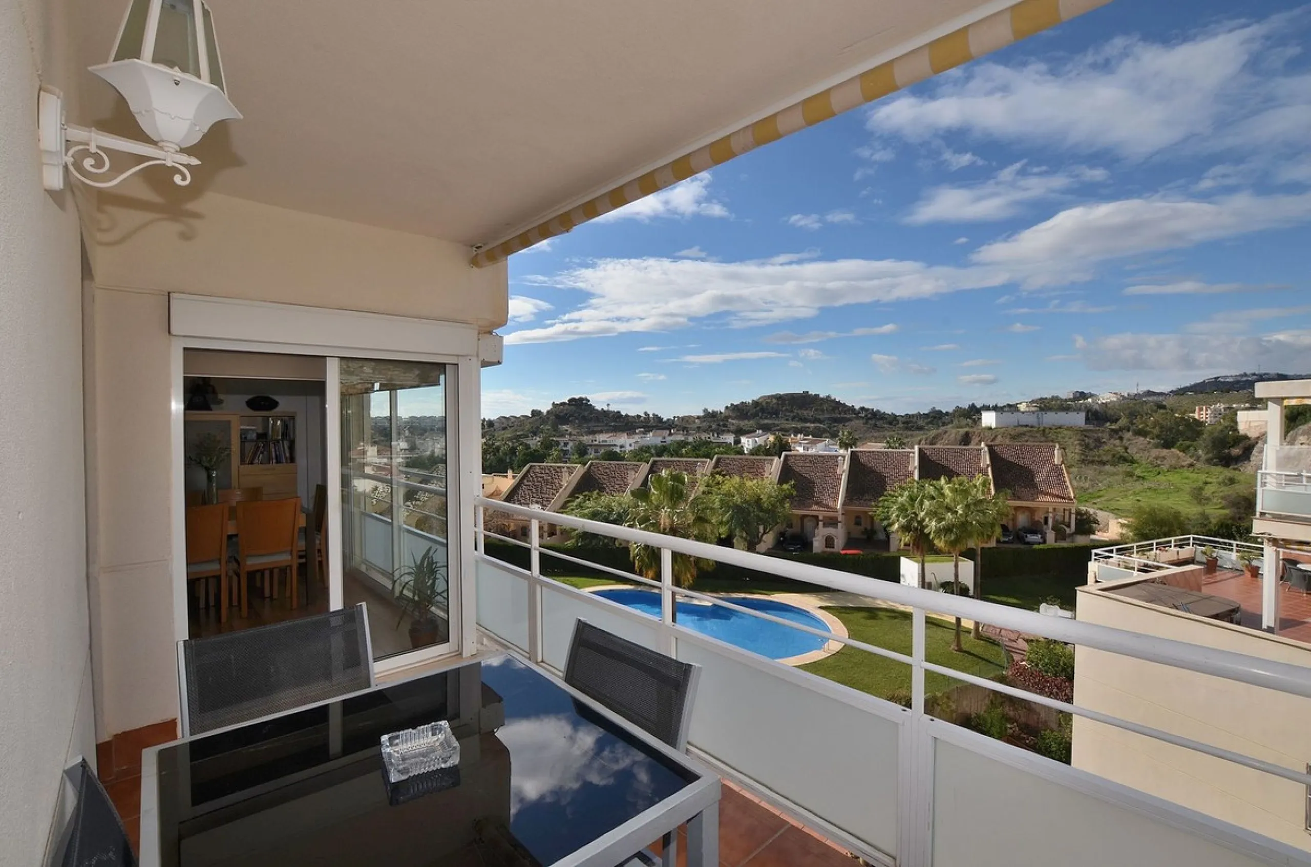 Stunning CORNER PENTHOUSE with beautiful views, located in Arroyo de la Miel (Benalmádena). Excellent location in a quiet area but at same time close to shops and services. The center of Arroyo de la Miel, the train station and a wide variety of shops are