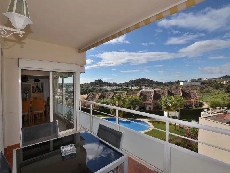 Stunning CORNER PENTHOUSE with beautiful views, located in Arroyo de la Miel (Benalmádena). Excellent location in a quiet area but at same time close to shops and services. The center of Arroyo de la Miel, the train station and a wide variety of shops are