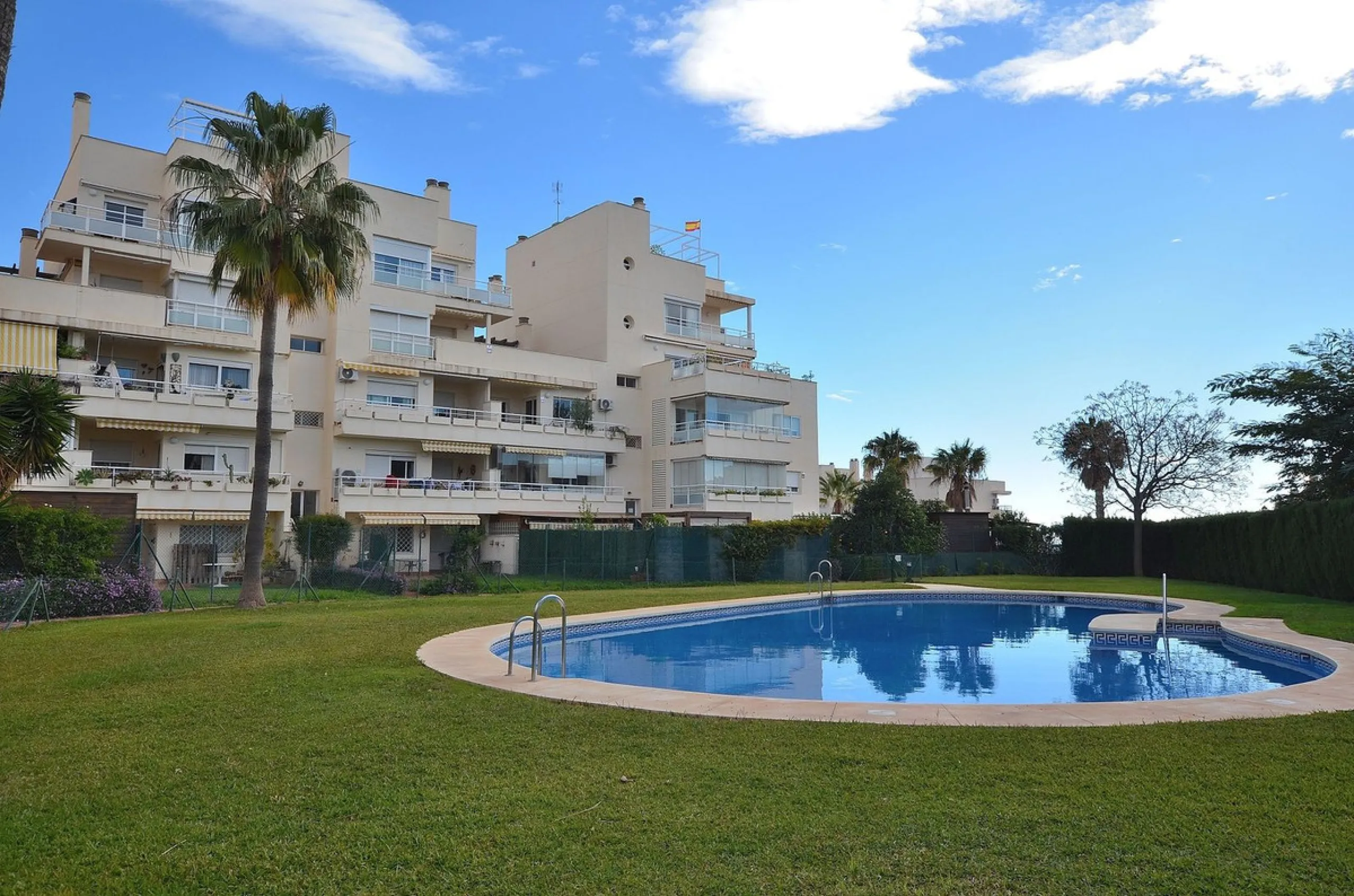 Stunning CORNER PENTHOUSE with beautiful views, located in Arroyo de la Miel (Benalmádena). Excellent location in a quiet area but at same time close to shops and services. The center of Arroyo de la Miel, the train station and a wide variety of shops are