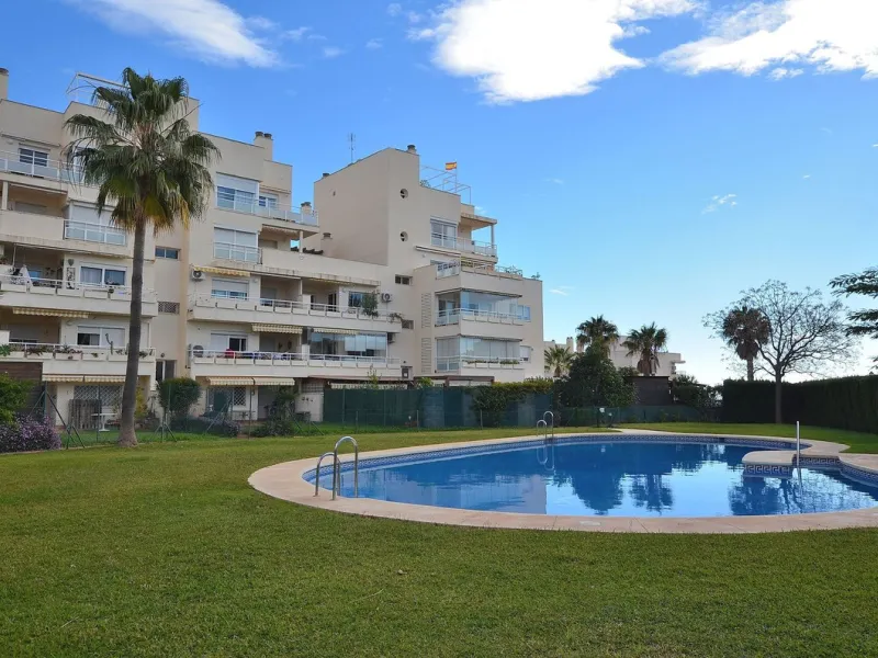 Stunning CORNER PENTHOUSE with beautiful views, located in Arroyo de la Miel (Benalmádena). Excellent location in a quiet area but at same time close to shops and services. The center of Arroyo de la Miel, the train station and a wide variety of shops are