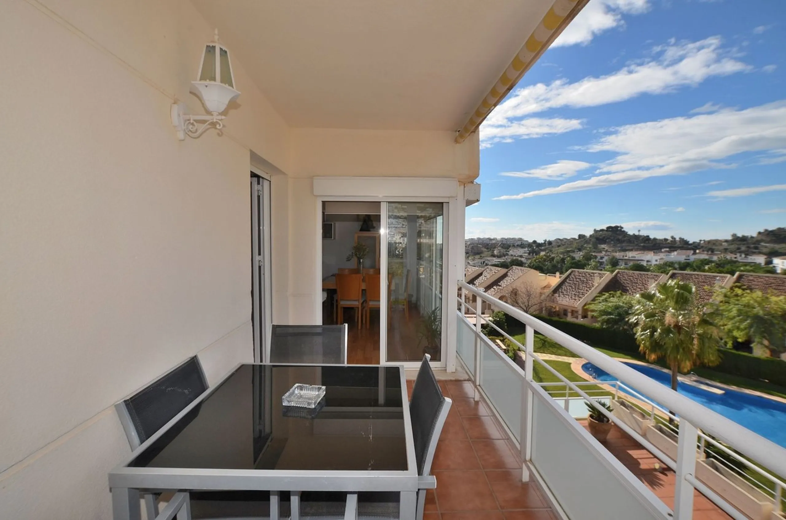 Stunning CORNER PENTHOUSE with beautiful views, located in Arroyo de la Miel (Benalmádena). Excellent location in a quiet area but at same time close to shops and services. The center of Arroyo de la Miel, the train station and a wide variety of shops are