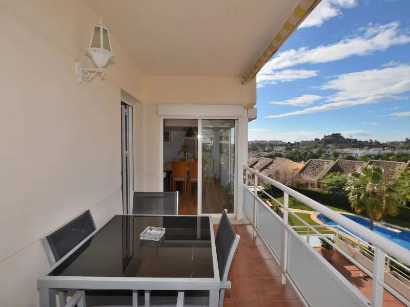 Stunning CORNER PENTHOUSE with beautiful views, located in Arroyo de la Miel (Benalmádena). Excellent location in a quiet area but at same time close to shops and services. The center of Arroyo de la Miel, the train station and a wide variety of shops are