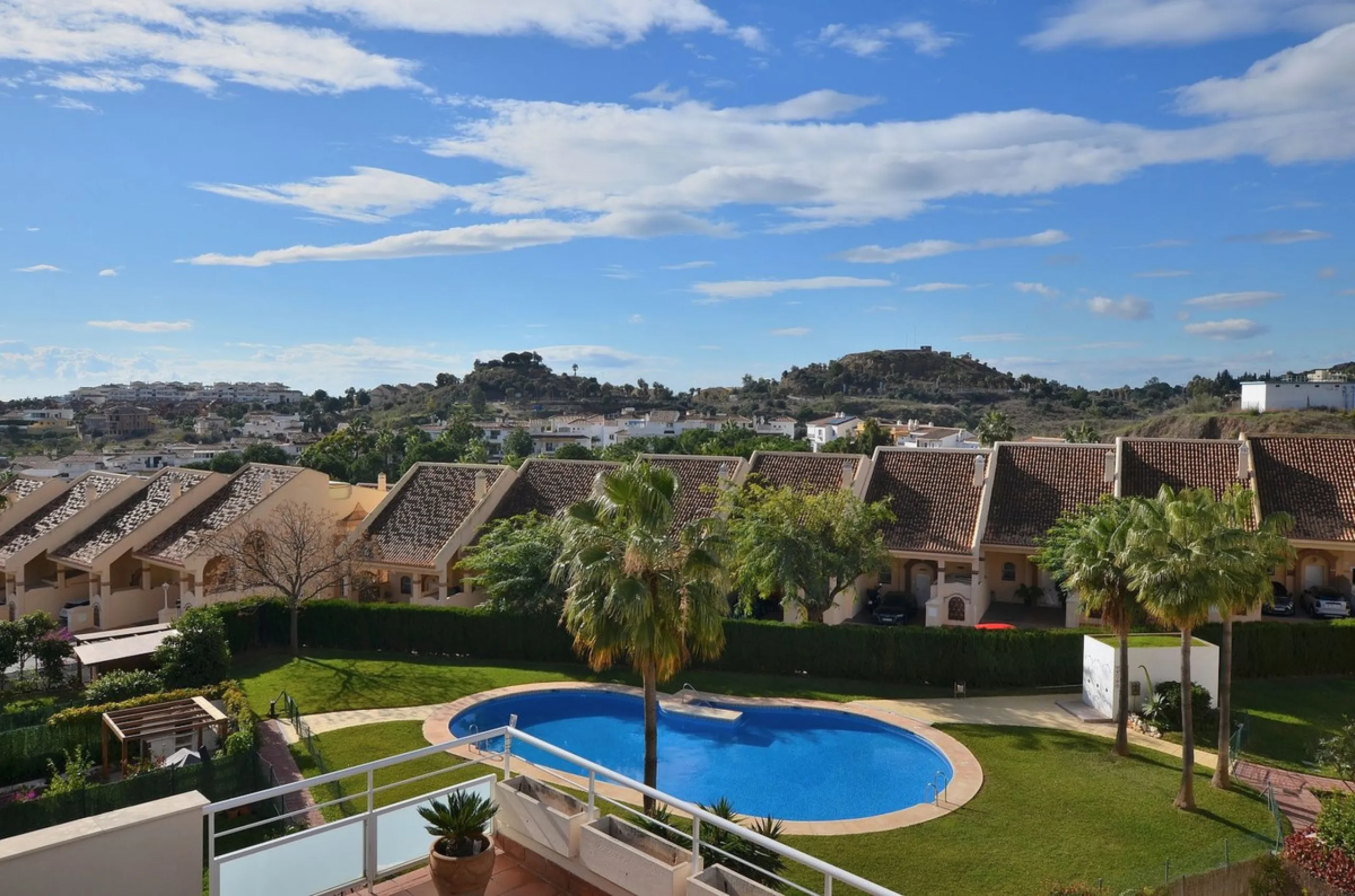 Stunning CORNER PENTHOUSE with beautiful views, located in Arroyo de la Miel (Benalmádena). Excellent location in a quiet area but at same time close to shops and services. The center of Arroyo de la Miel, the train station and a wide variety of shops are