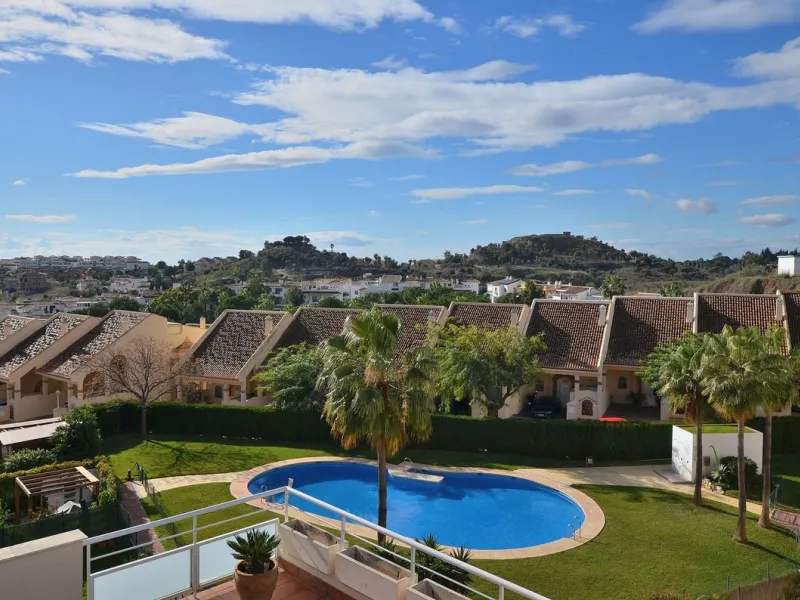 Stunning CORNER PENTHOUSE with beautiful views, located in Arroyo de la Miel (Benalmádena). Excellent location in a quiet area but at same time close to shops and services. The center of Arroyo de la Miel, the train station and a wide variety of shops are